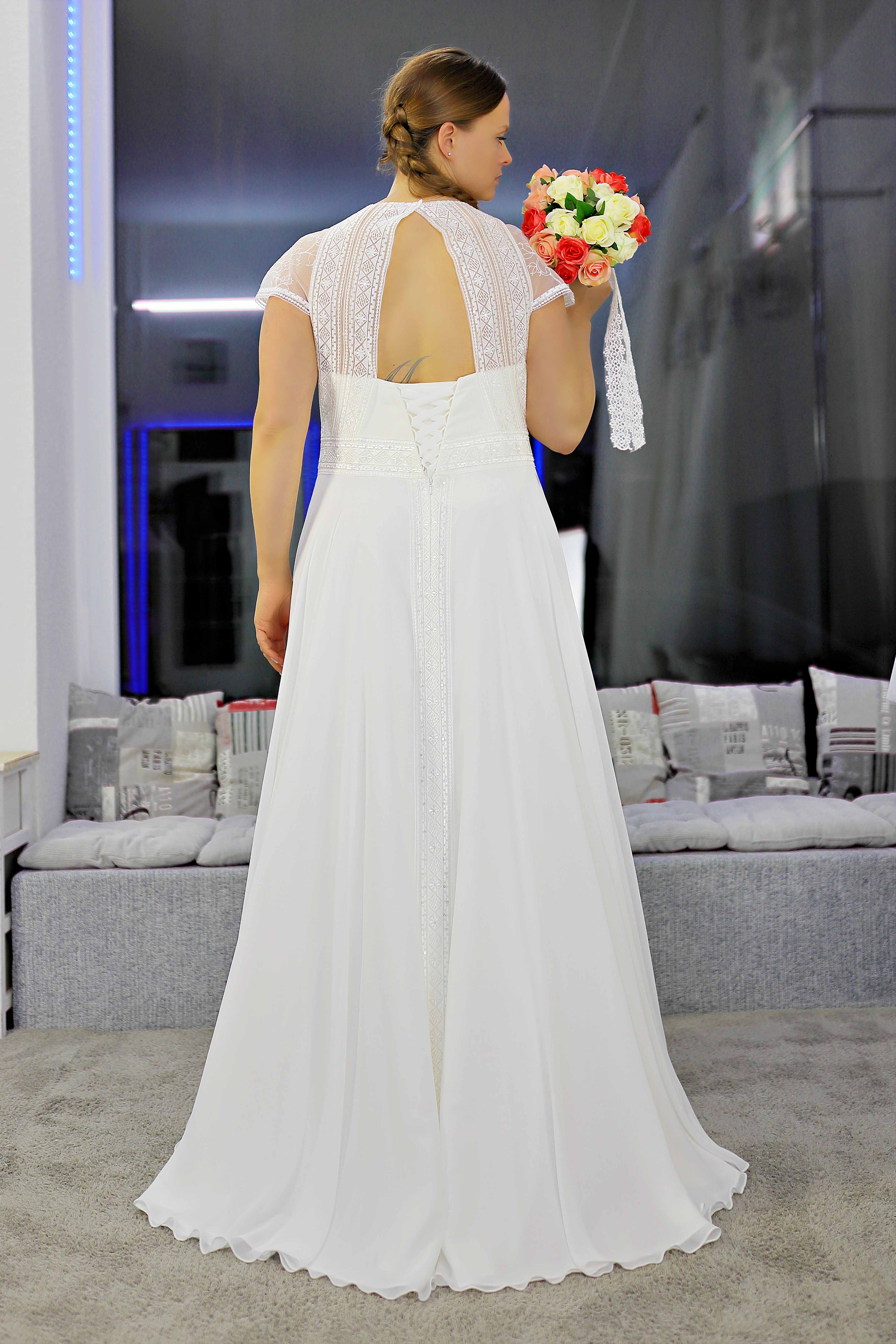 Schantal Brautkleid aus der Kollektion „Queen XXL“, Modell 14002 XXL. Foto 4