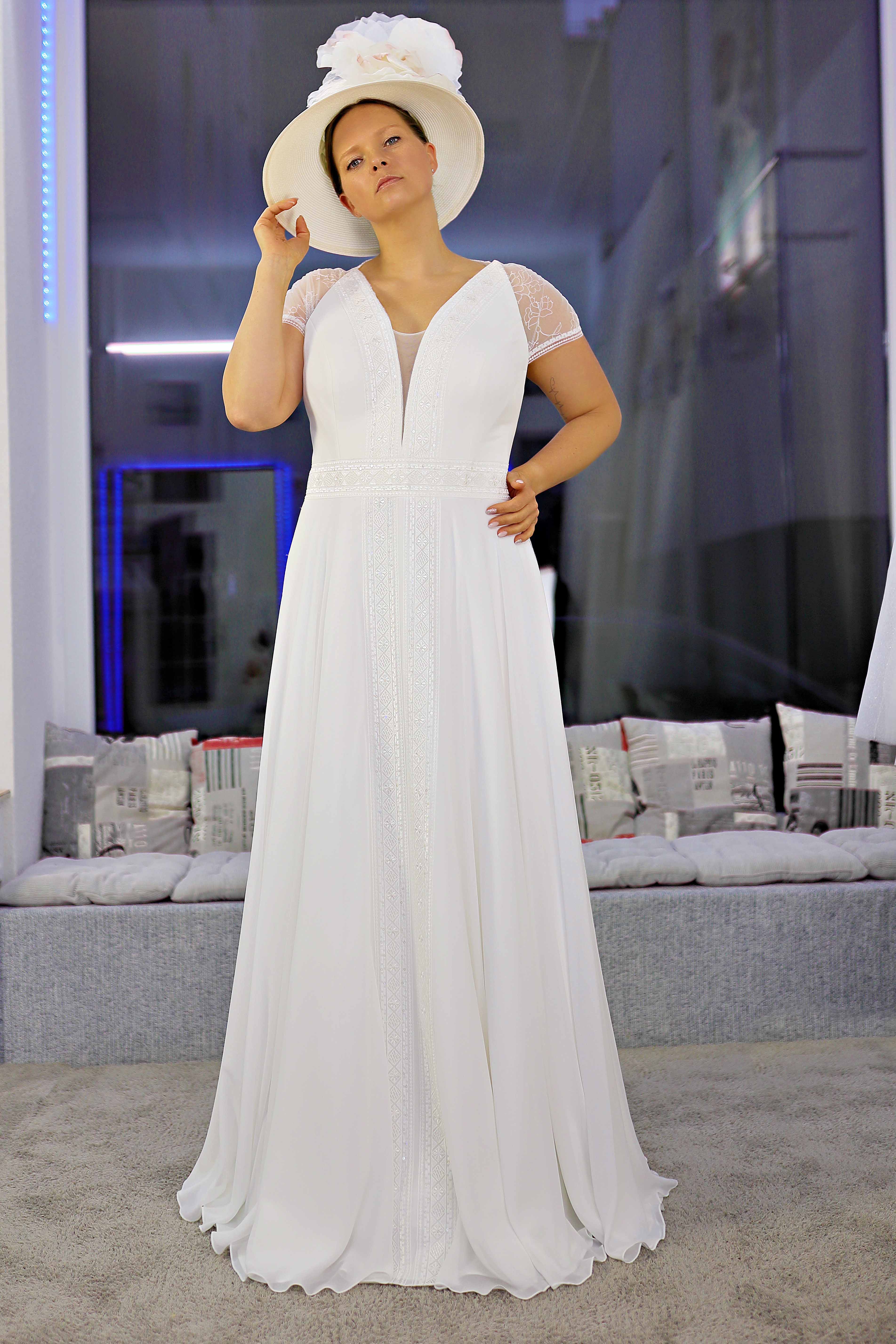 Schantal Brautkleid aus der Kollektion „Queen XXL“, Modell 14002 XXL. Foto 2