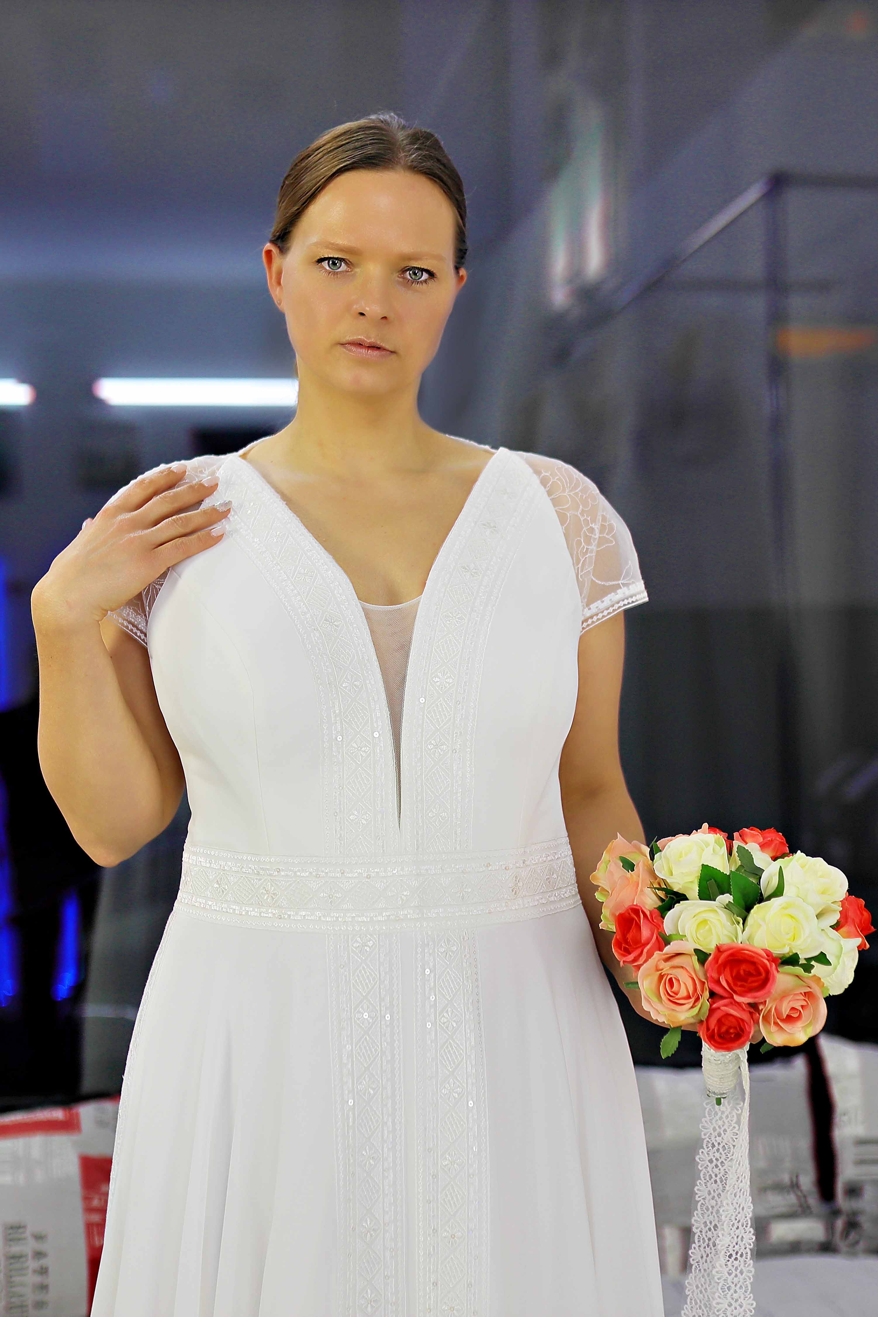 Schantal Brautkleid aus der Kollektion „Queen XXL“, Modell 14002 XXL. Foto 3