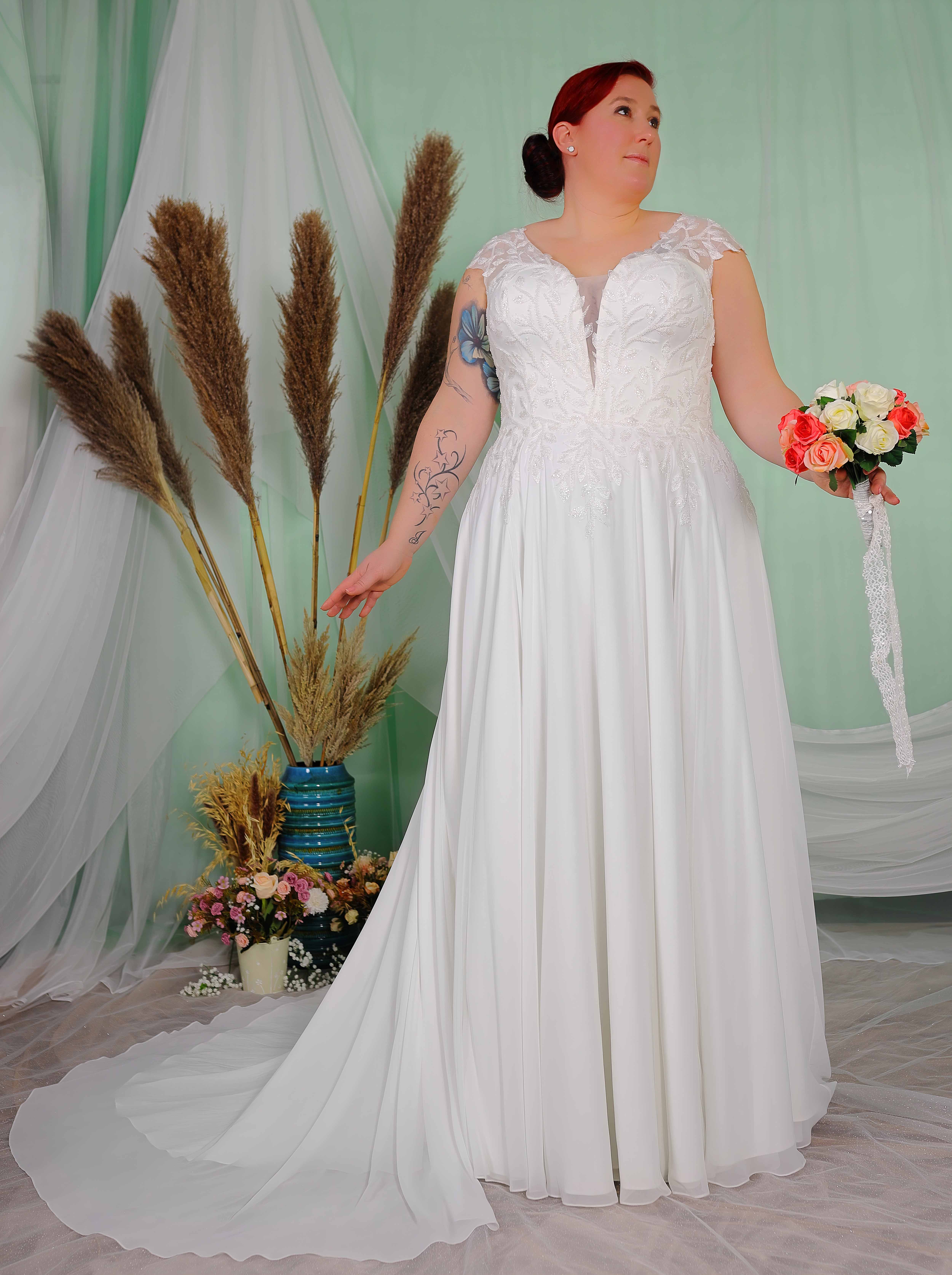 Schantal Brautkleid aus der Kollektion „Queen XXL“, Modell 14003 XXL. Foto 3