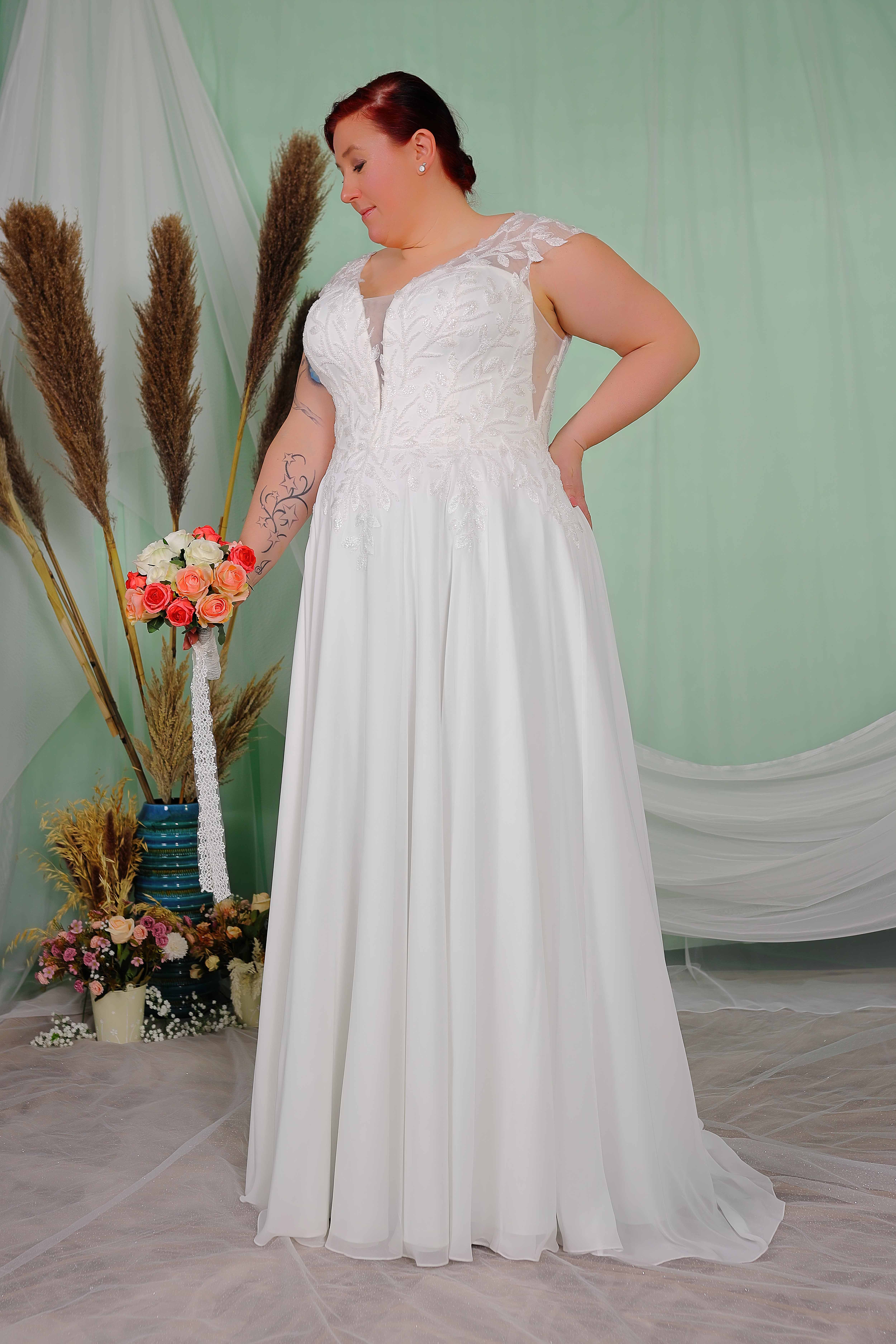 Schantal Brautkleid aus der Kollektion „Queen XXL“, Modell 14003 XXL. Foto 2