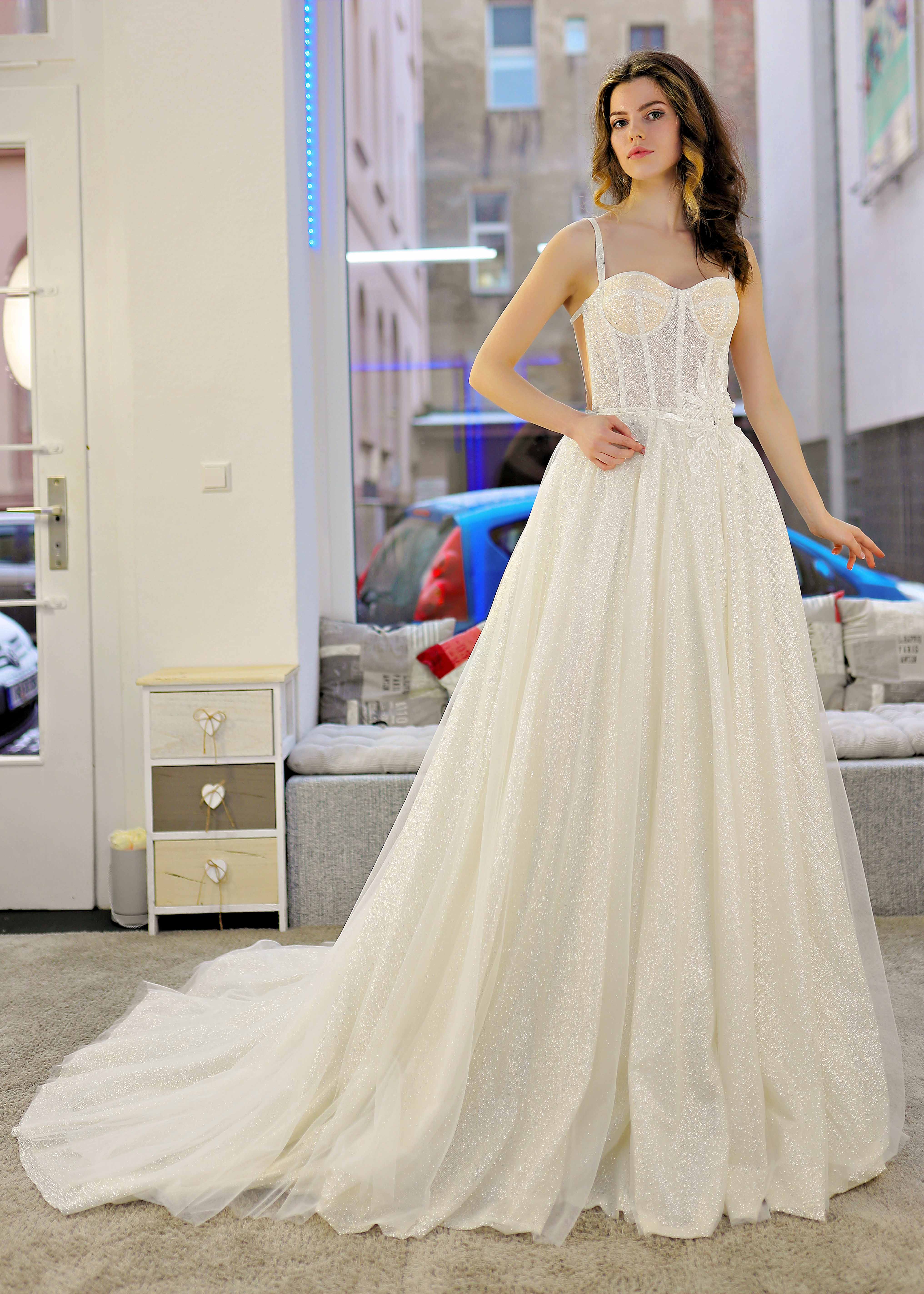 Schantal Brautkleid aus der Kollektion „Traum“, Modell 14006. Foto 3