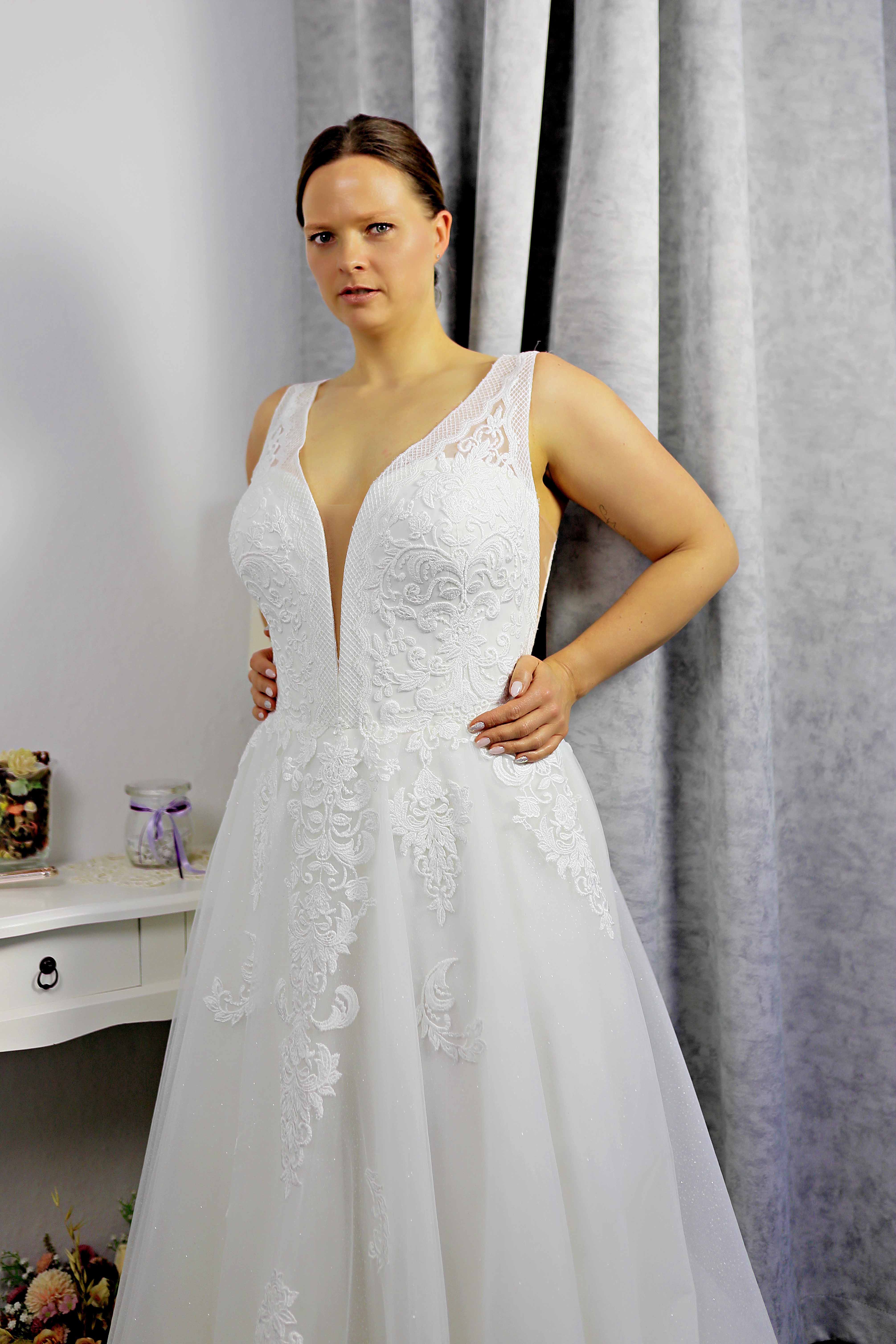 Schantal Brautkleid aus der Kollektion „Queen XXL“, Modell 14009 XXL. Foto 2