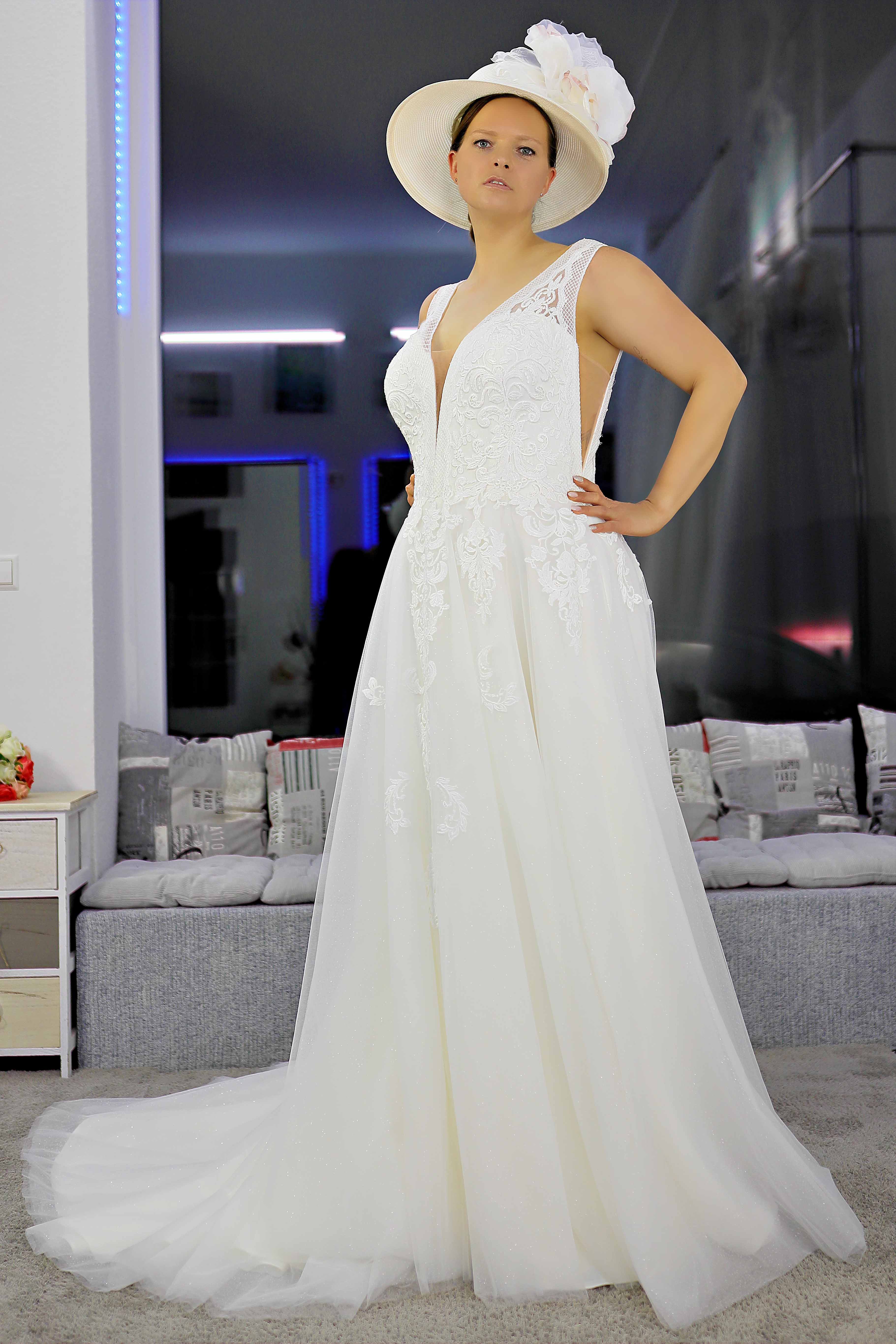 Schantal Brautkleid aus der Kollektion „Queen XXL“, Modell 14009 XXL. Foto 6