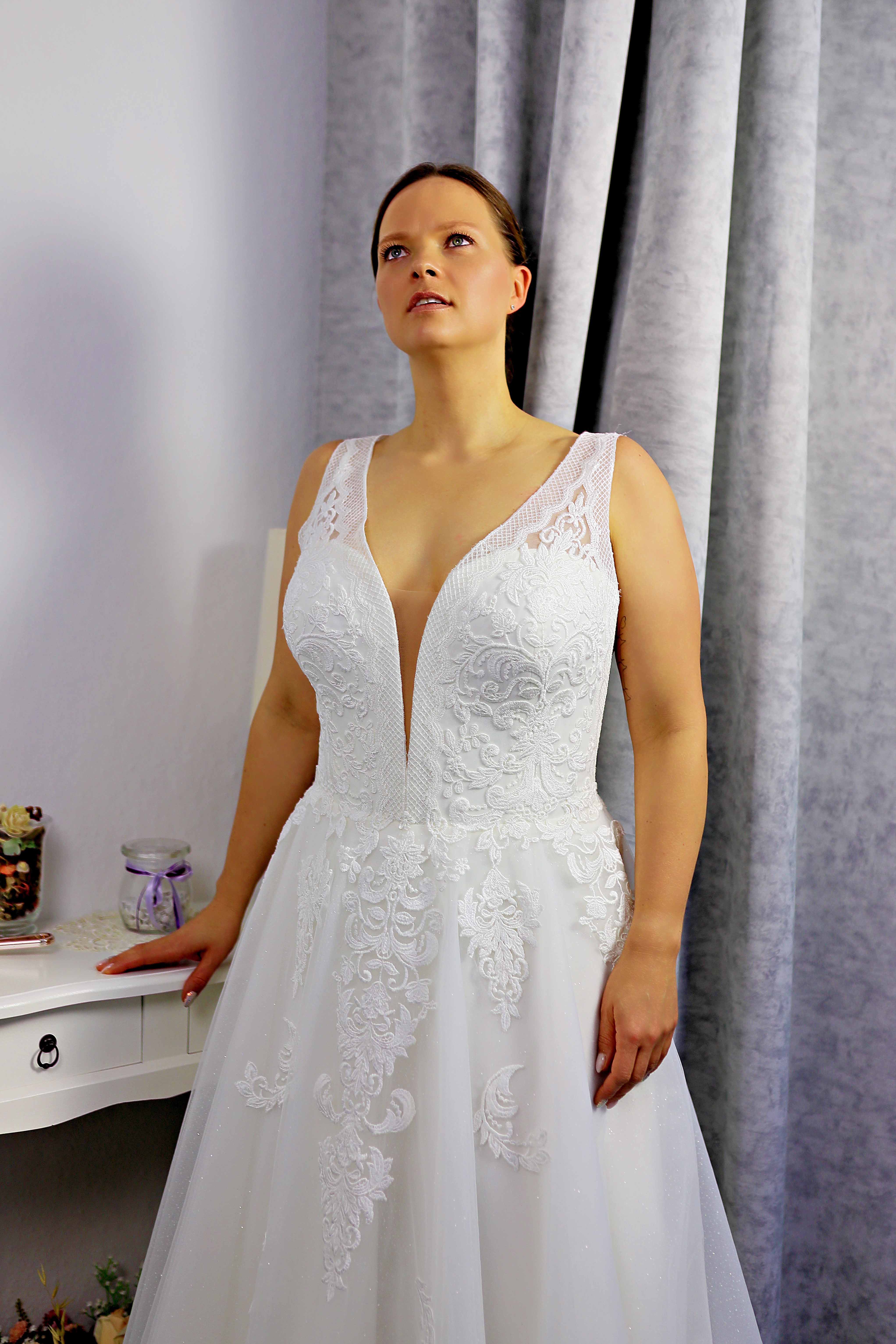 Schantal Brautkleid aus der Kollektion „Queen XXL“, Modell 14009 XXL. Foto 5