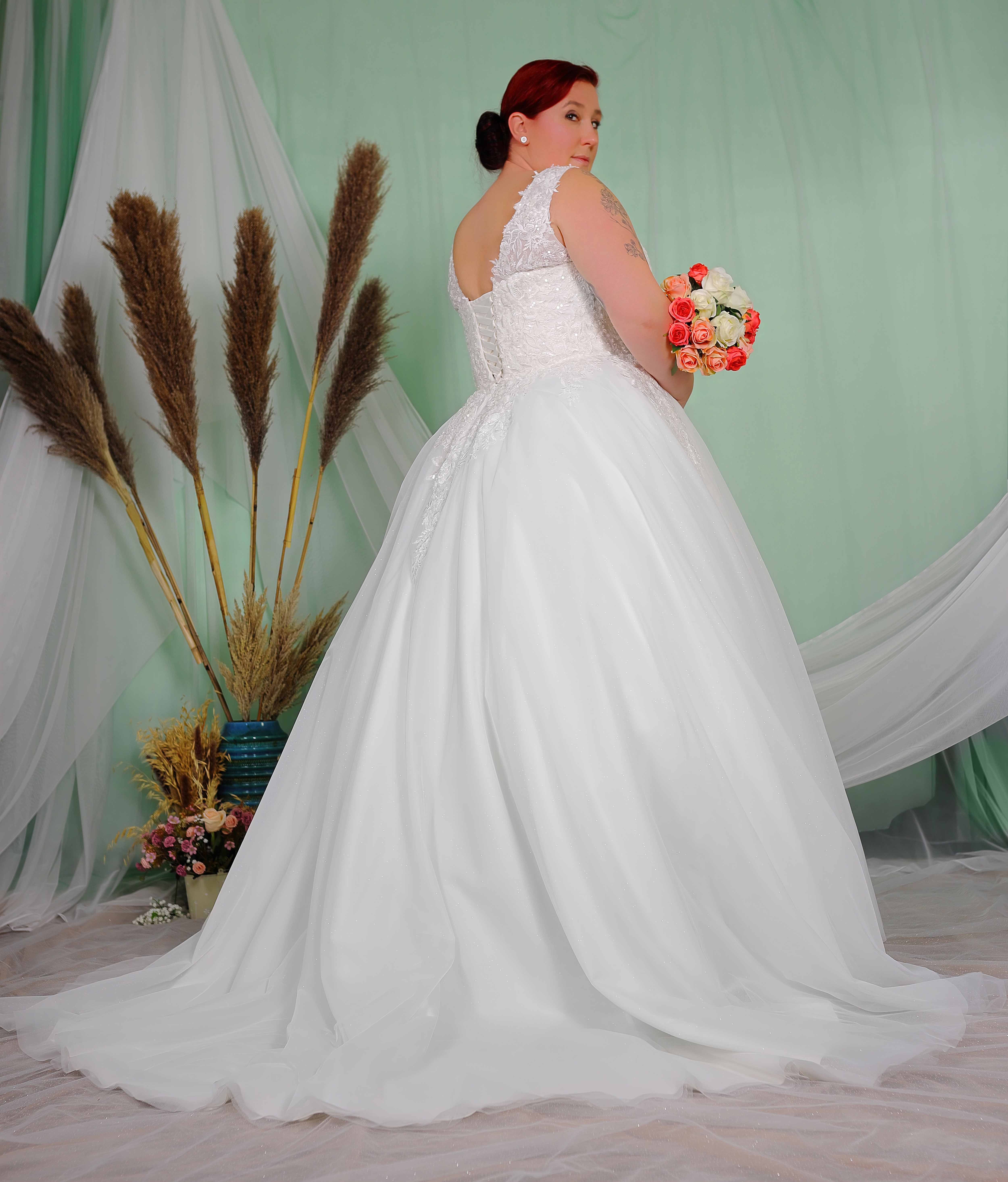 Schantal Brautkleid aus der Kollektion „Queen XXL“, Modell 14010 XXL. Foto 3