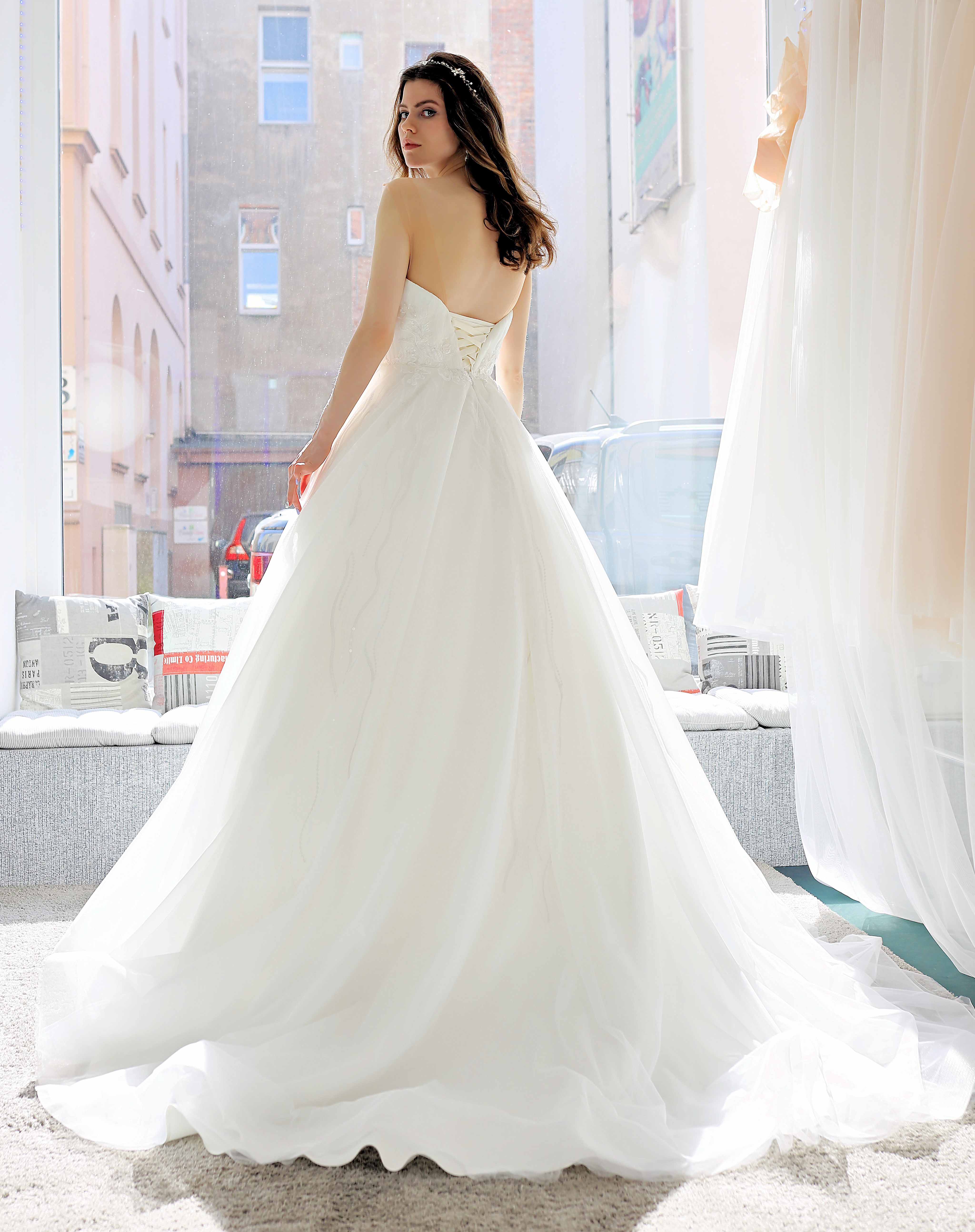 Schantal Brautkleid aus der Kollektion „Pilar“, Modell 14022. Foto 5