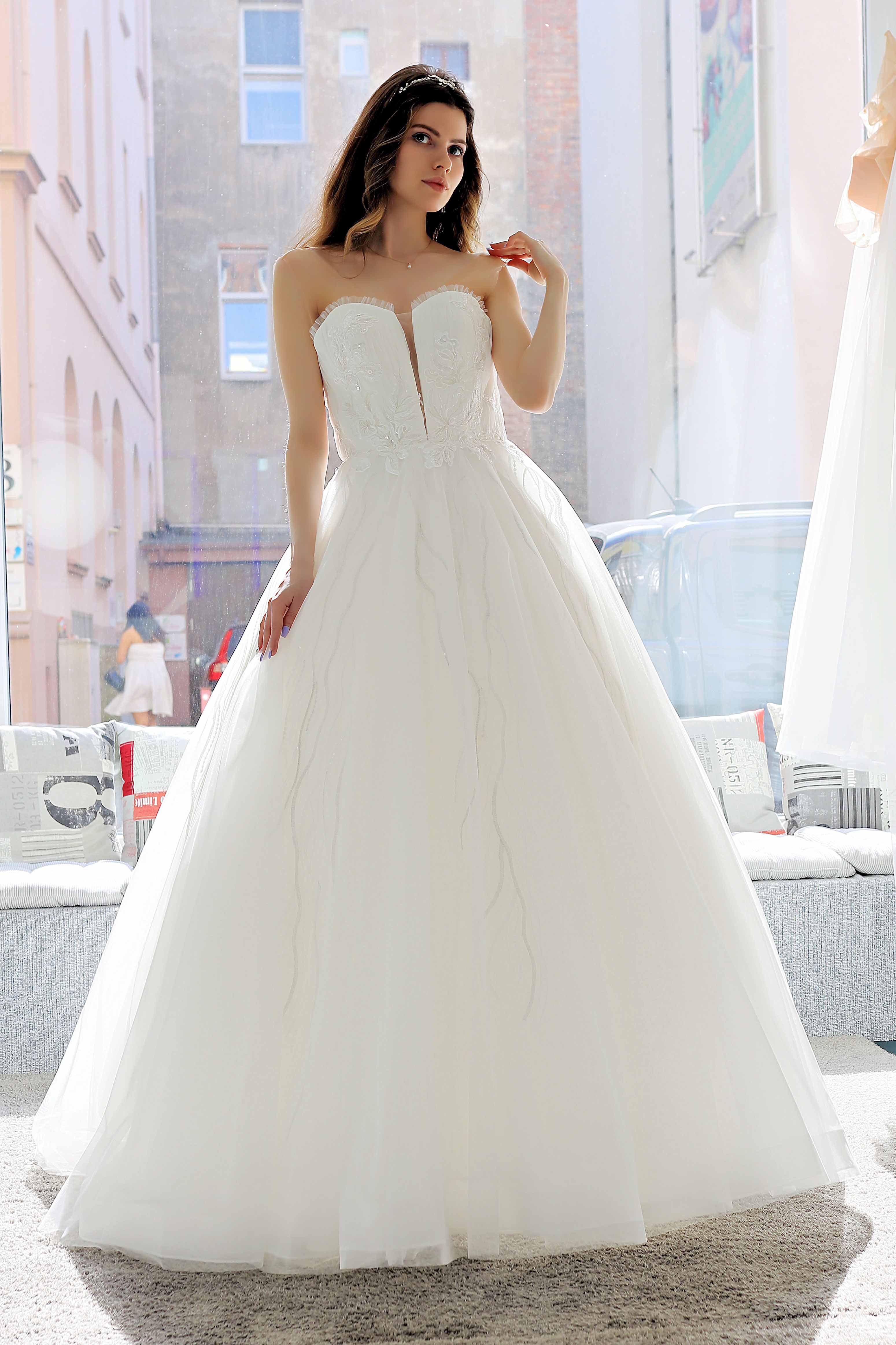 Schantal Brautkleid aus der Kollektion „Pilar“, Modell 14022. Foto 3