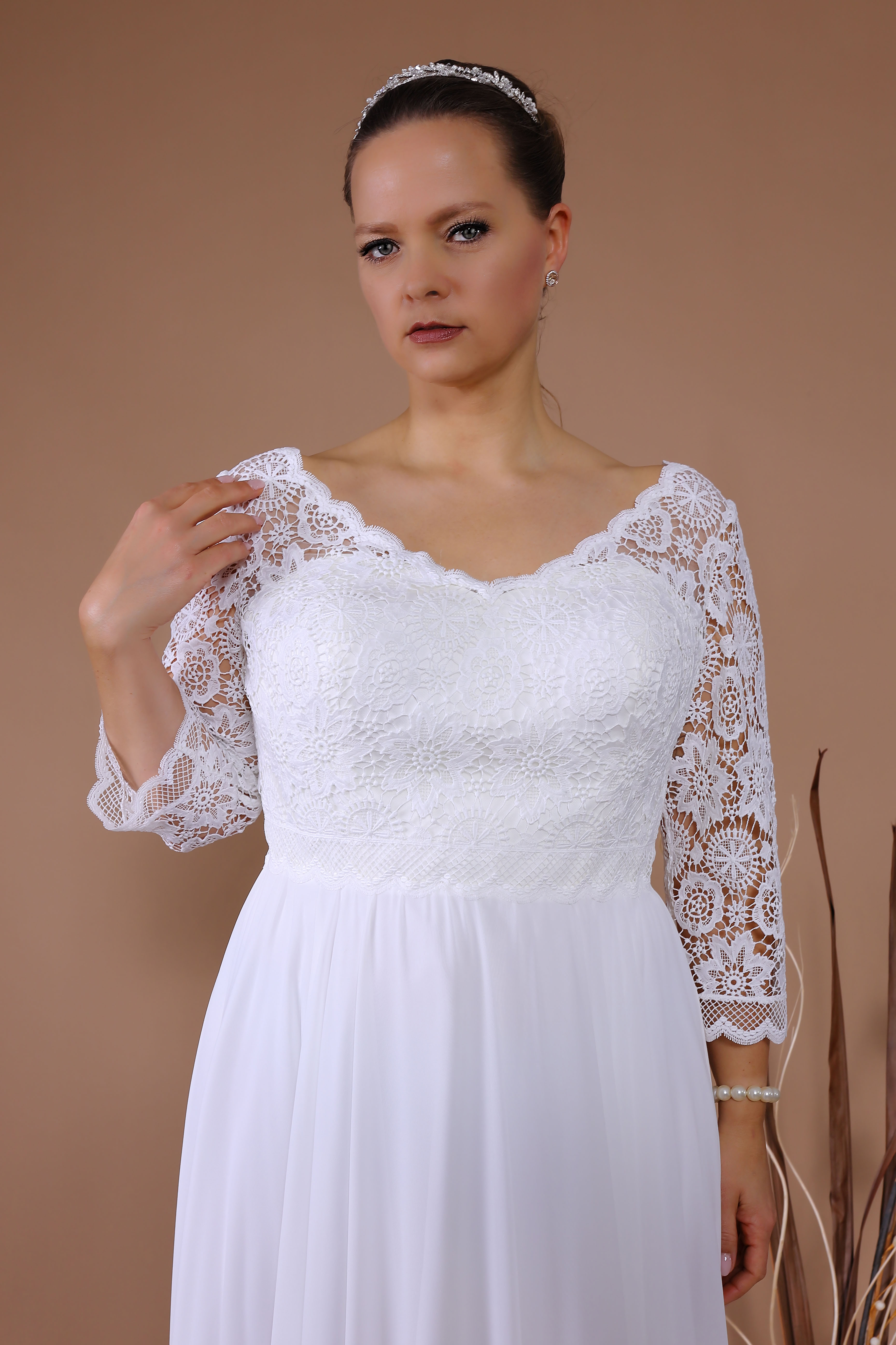 Schantal Brautkleid aus der Kollektion „Queen XXL“, Modell 14066 XXL. Foto 4