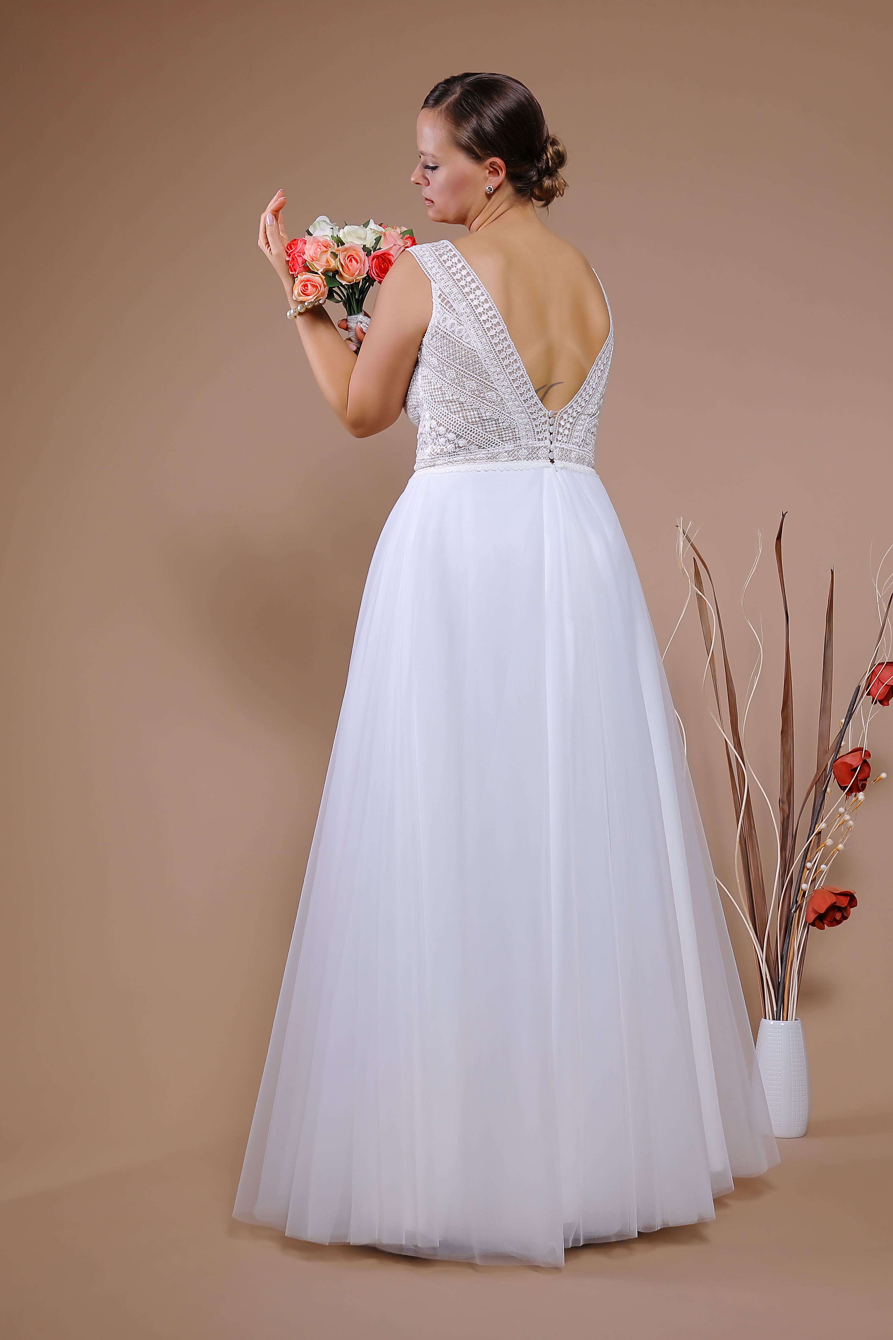Schantal Brautkleid aus der Kollektion „Queen XXL“, Modell 14070 XXL. Foto 4