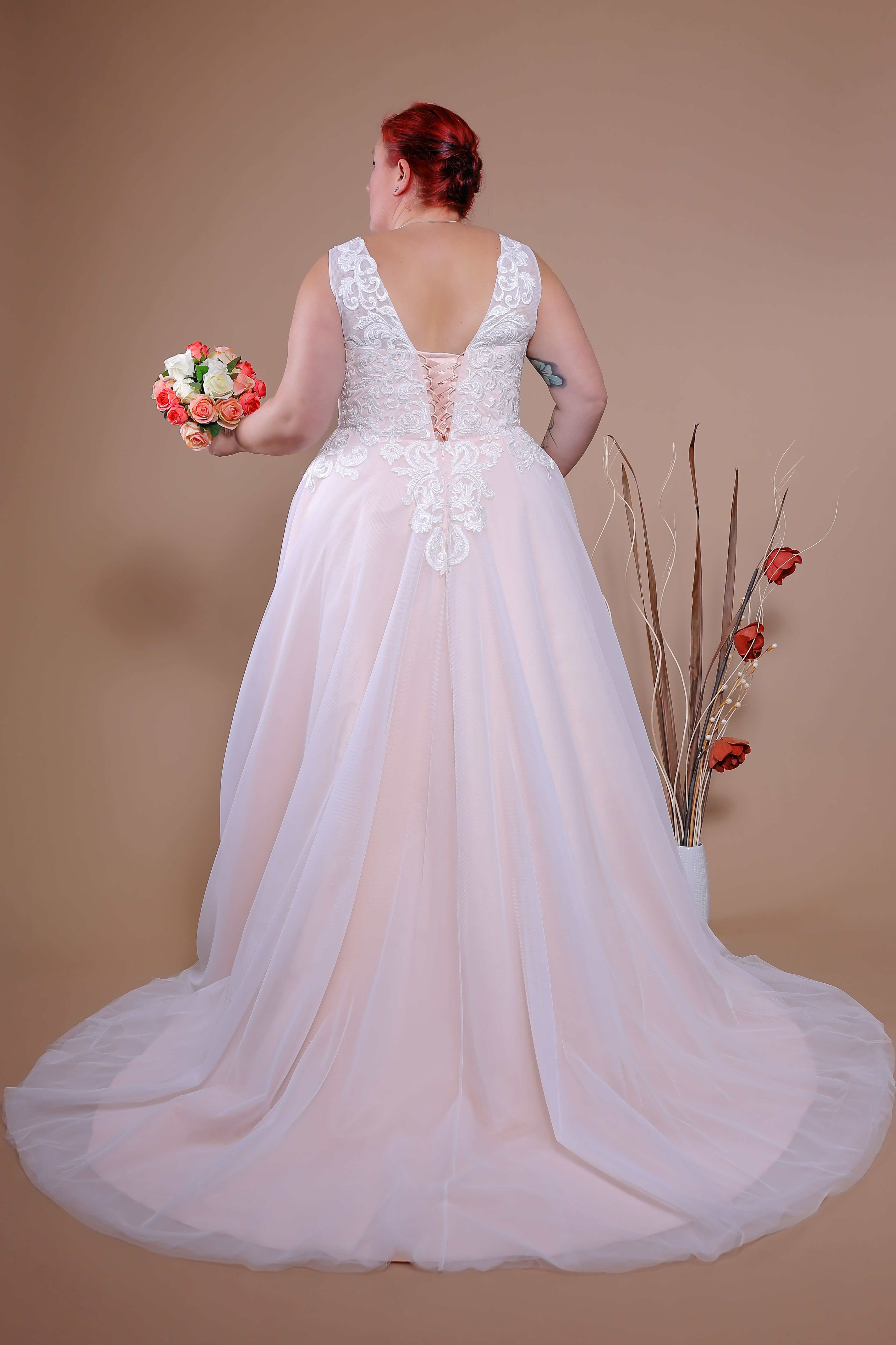 Schantal Brautkleid aus der Kollektion „Queen XXL“, Modell 14072 XXL. Foto 4