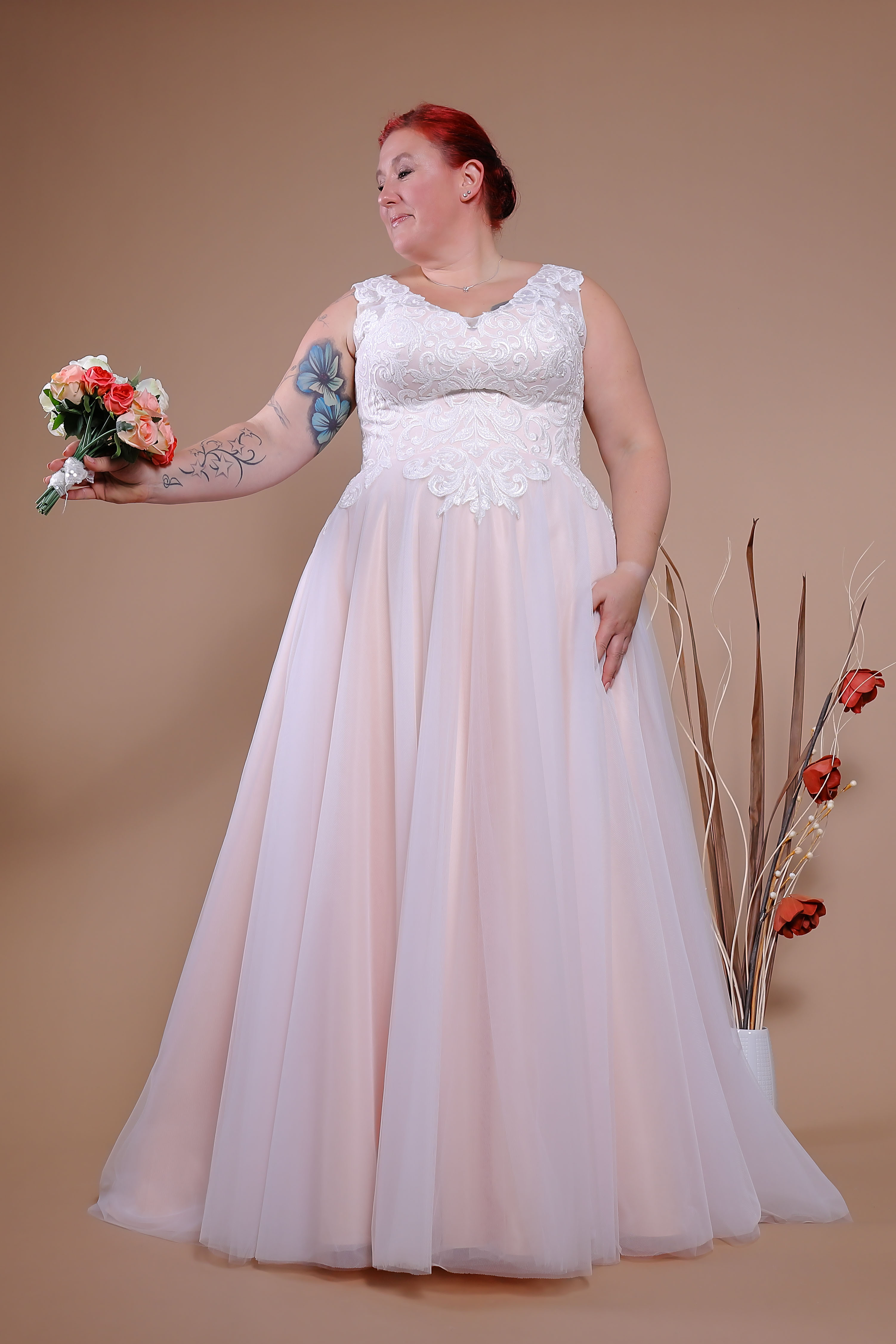 Schantal Brautkleid aus der Kollektion „Queen XXL“, Modell 14072 XXL.