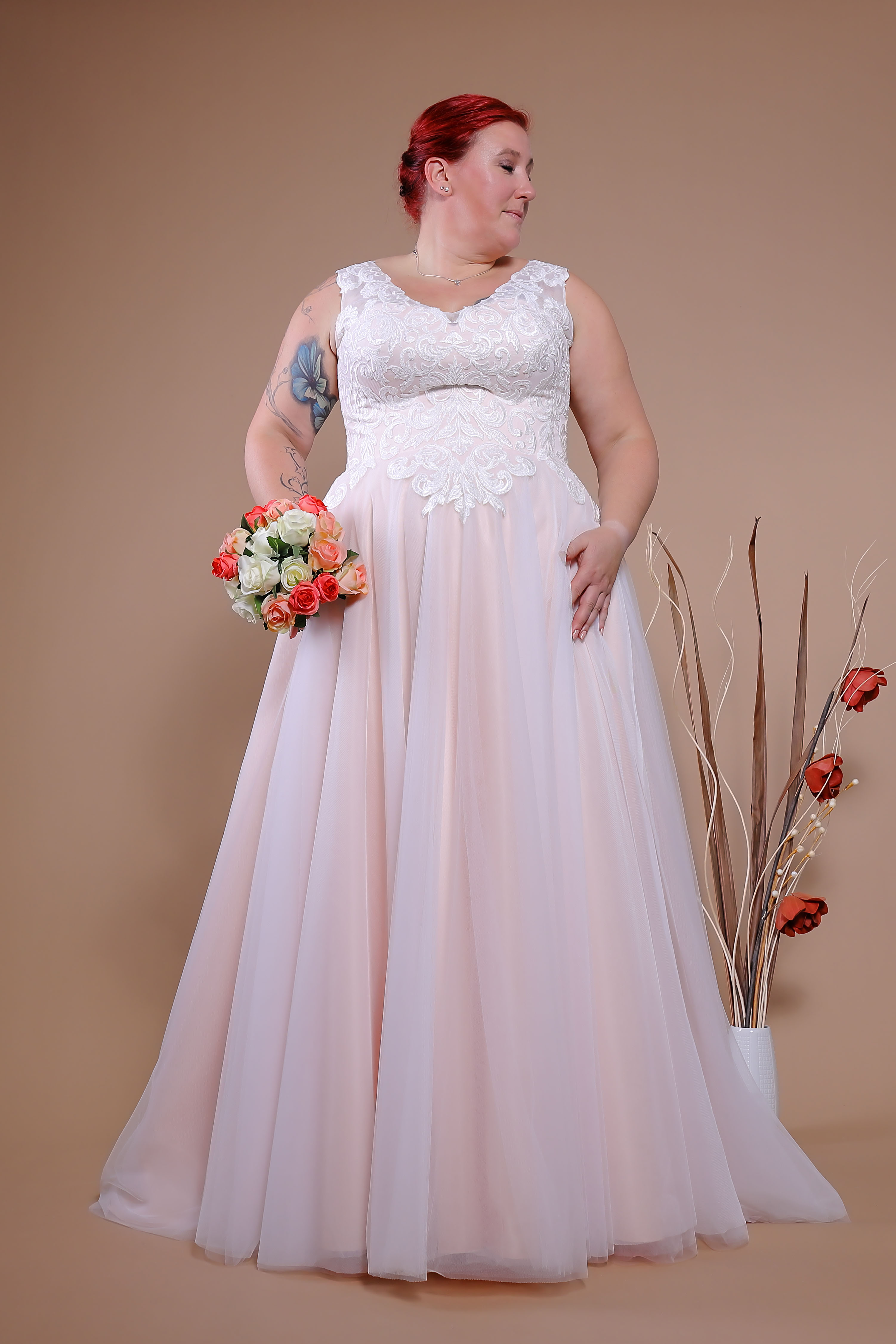 Schantal Brautkleid aus der Kollektion „Queen XXL“, Modell 14072 XXL. Foto 2
