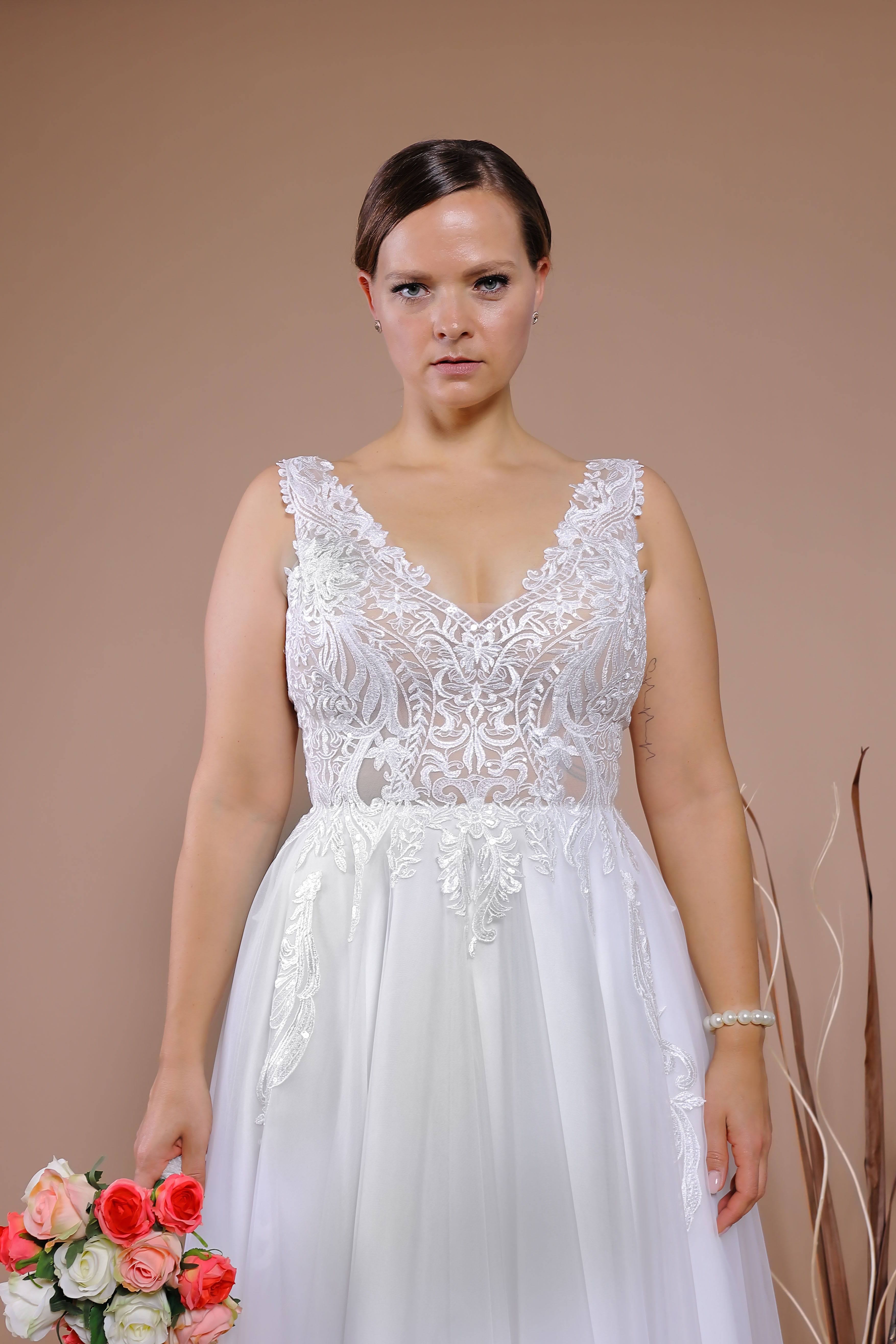 Schantal Brautkleid aus der Kollektion „Queen XXL“, Modell 14074 XXL. Foto 3