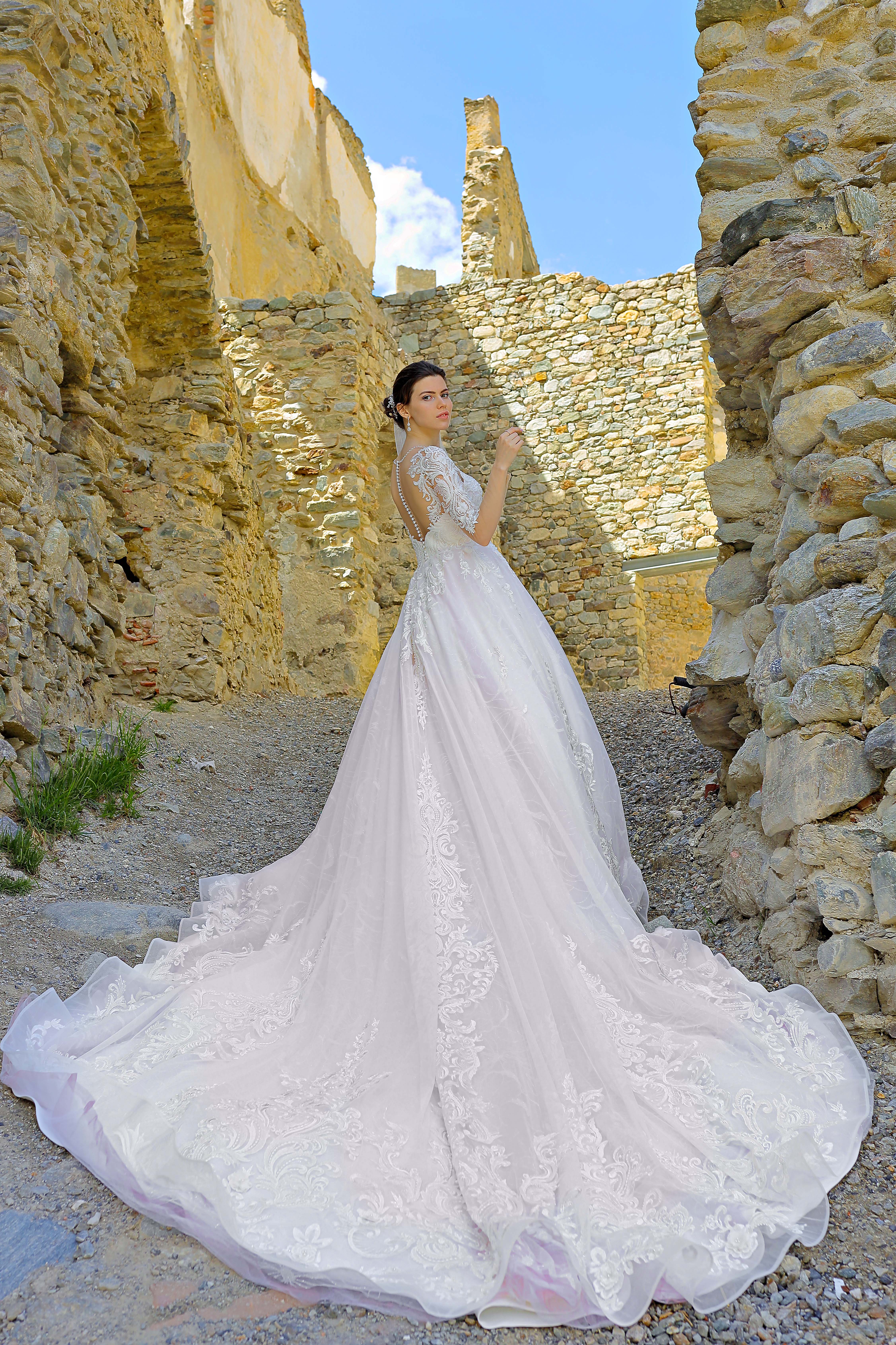 Schantal Brautkleid aus der Kollektion „Pilar“, Modell 14085 / Exklusiv. Foto 6
