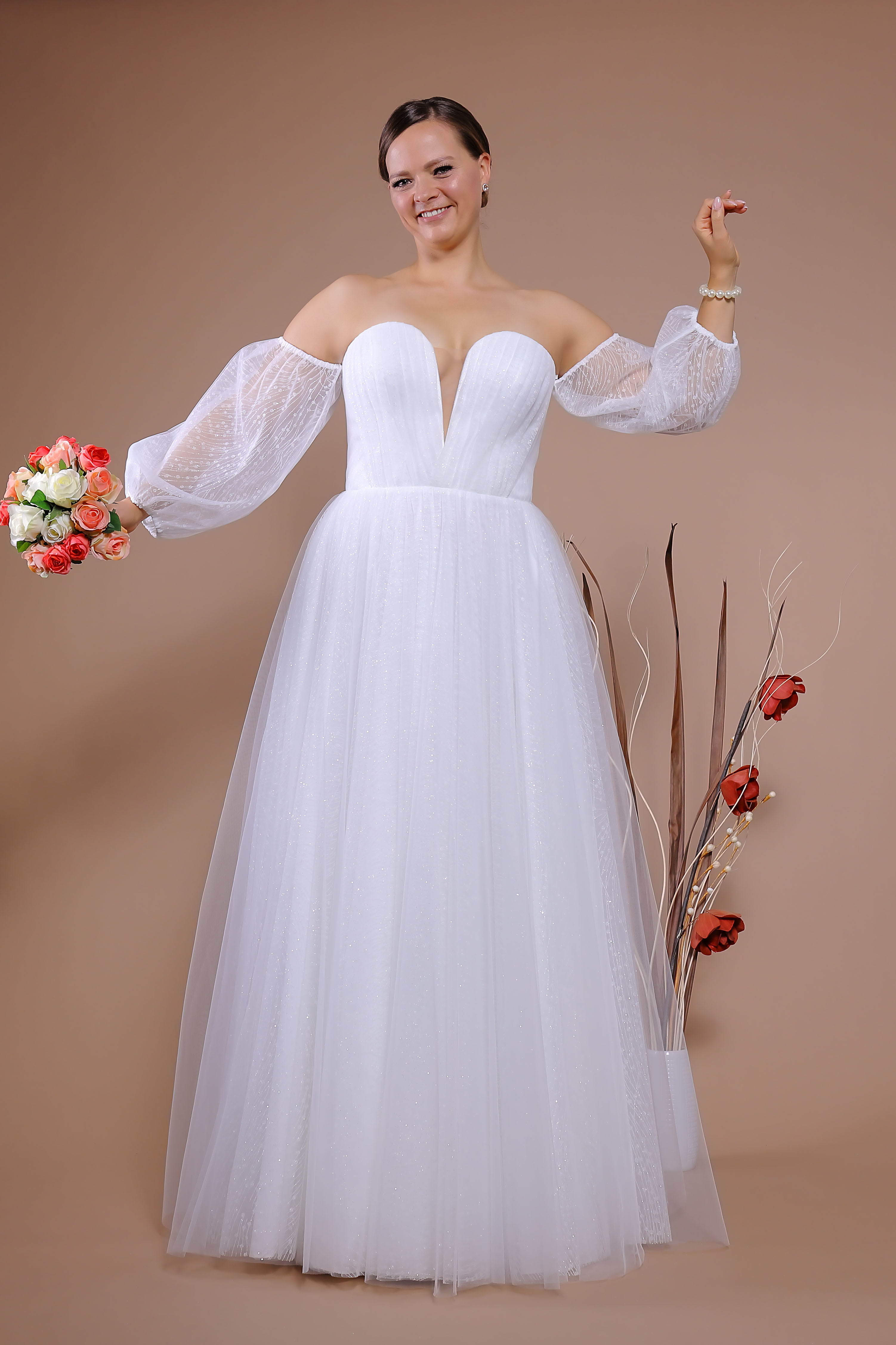Schantal Brautkleid aus der Kollektion „Queen XXL“, Modell 14096 XXL. Foto 2