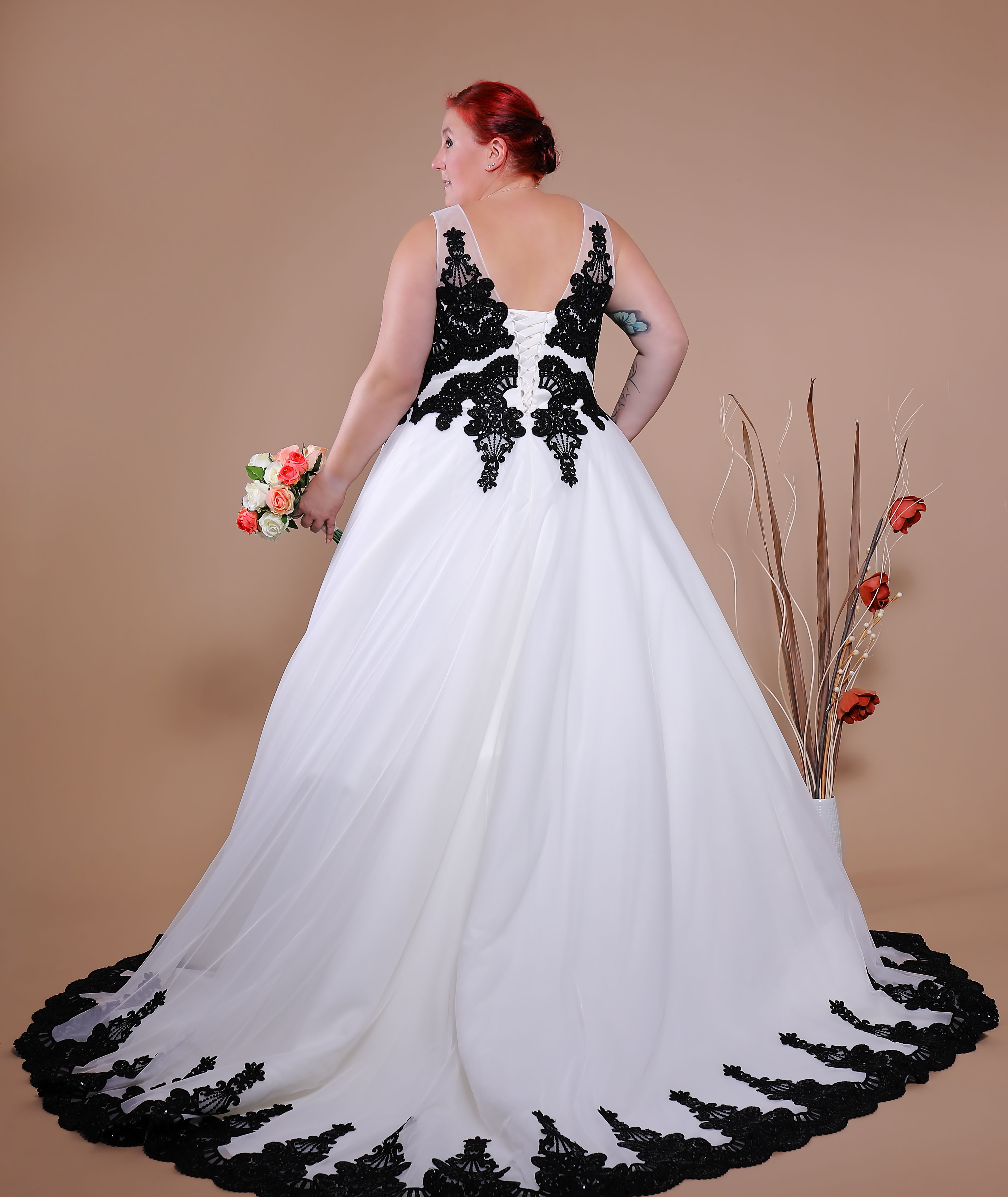 Schantal Brautkleid aus der Kollektion „Queen XXL“, Modell 14120 XXL. Foto 5