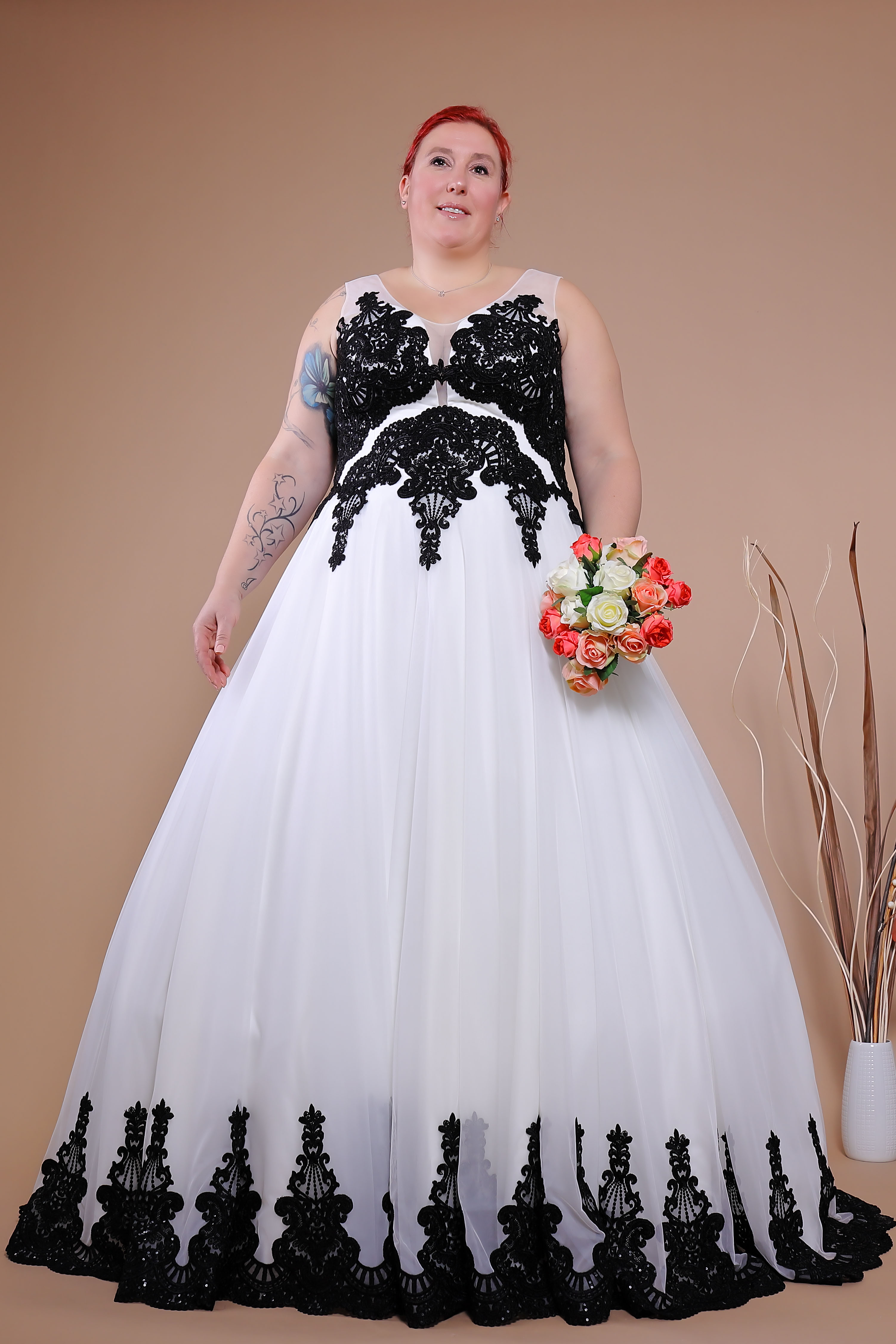 Schantal Brautkleid aus der Kollektion „Queen XXL“, Modell 14120 XXL. Foto 1