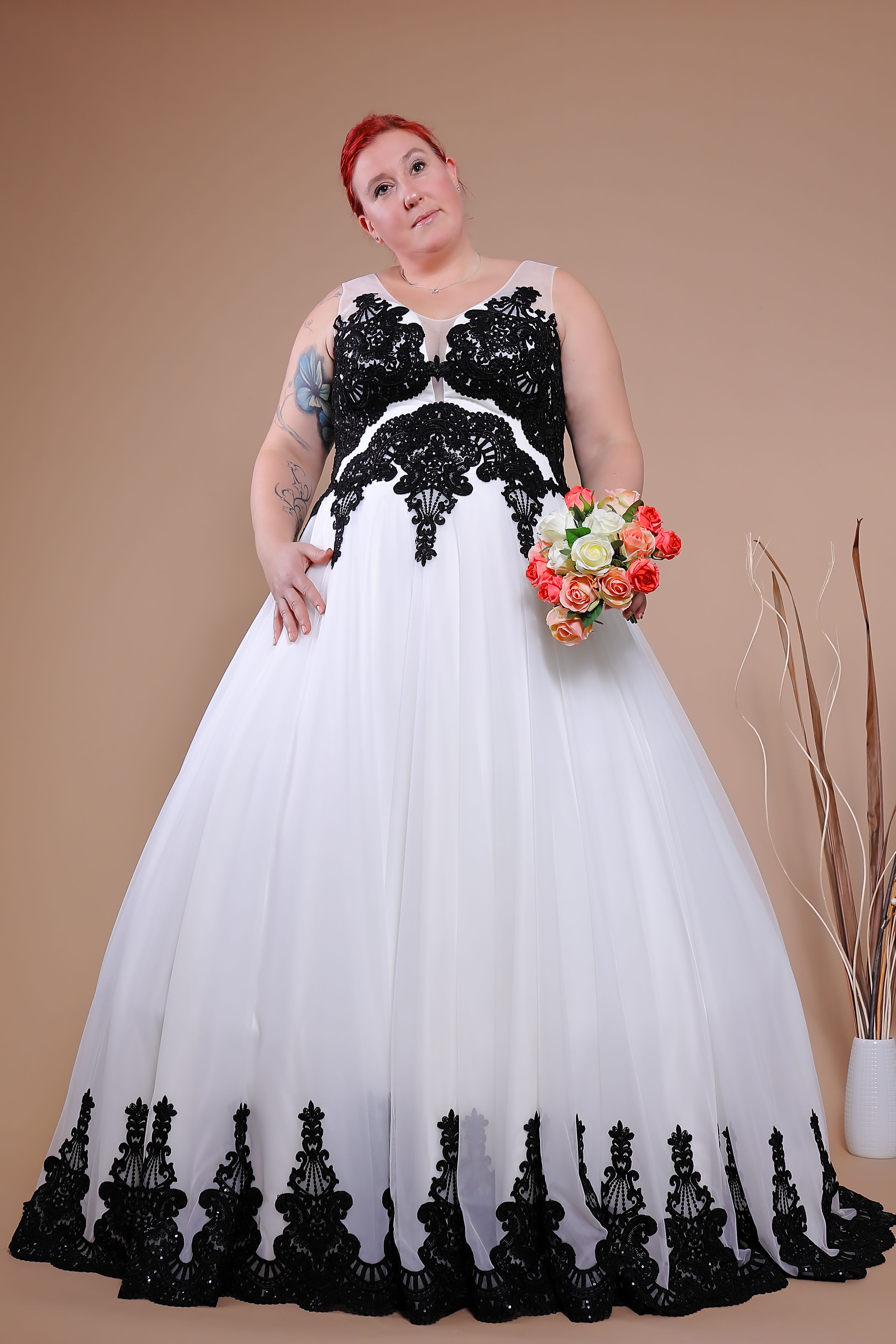 Schantal Brautkleid aus der Kollektion „Queen XXL“, Modell 14120 XXL. Foto 2