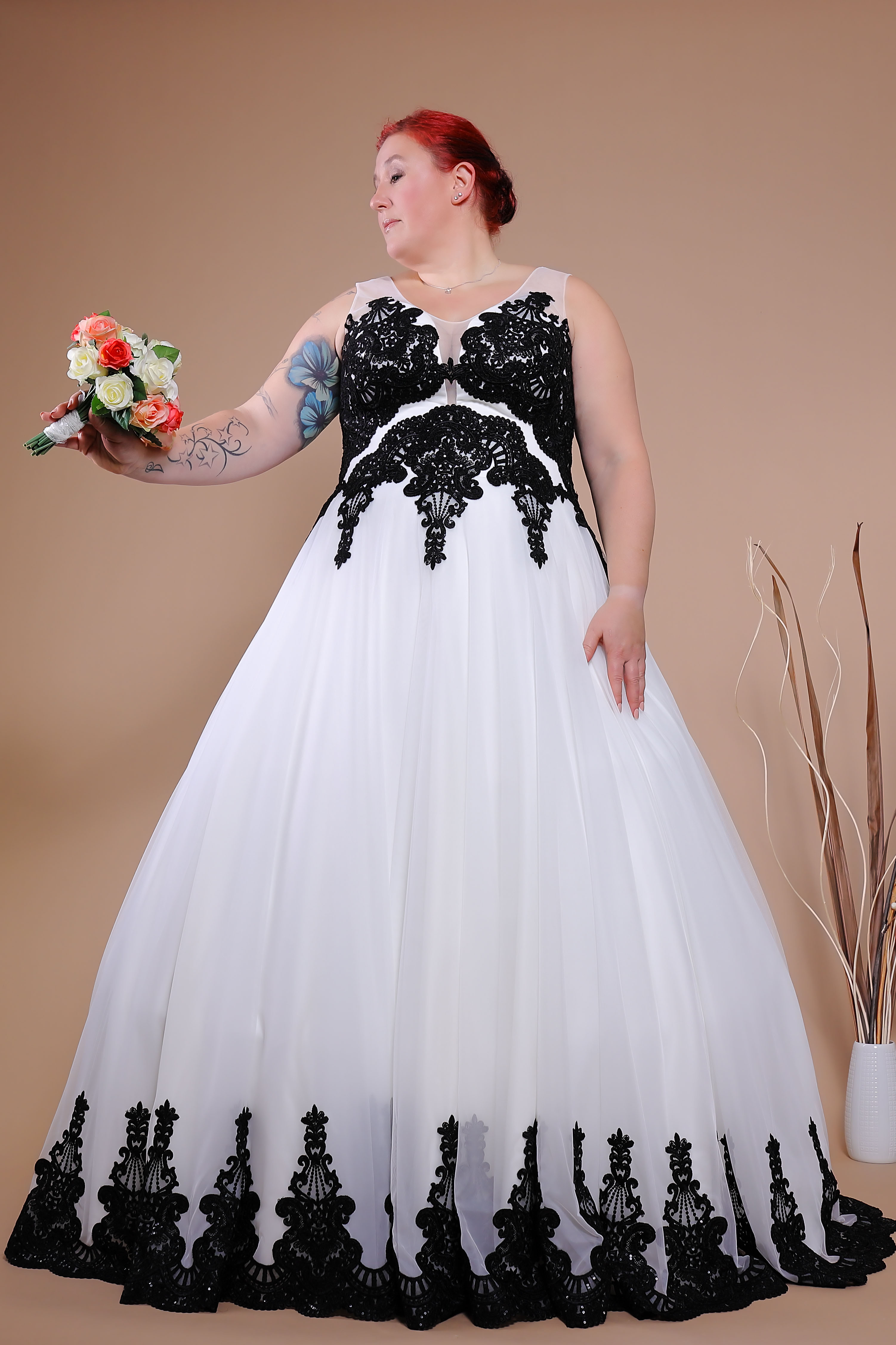 Schantal Brautkleid aus der Kollektion „Queen XXL“, Modell 14120 XXL. Foto 3