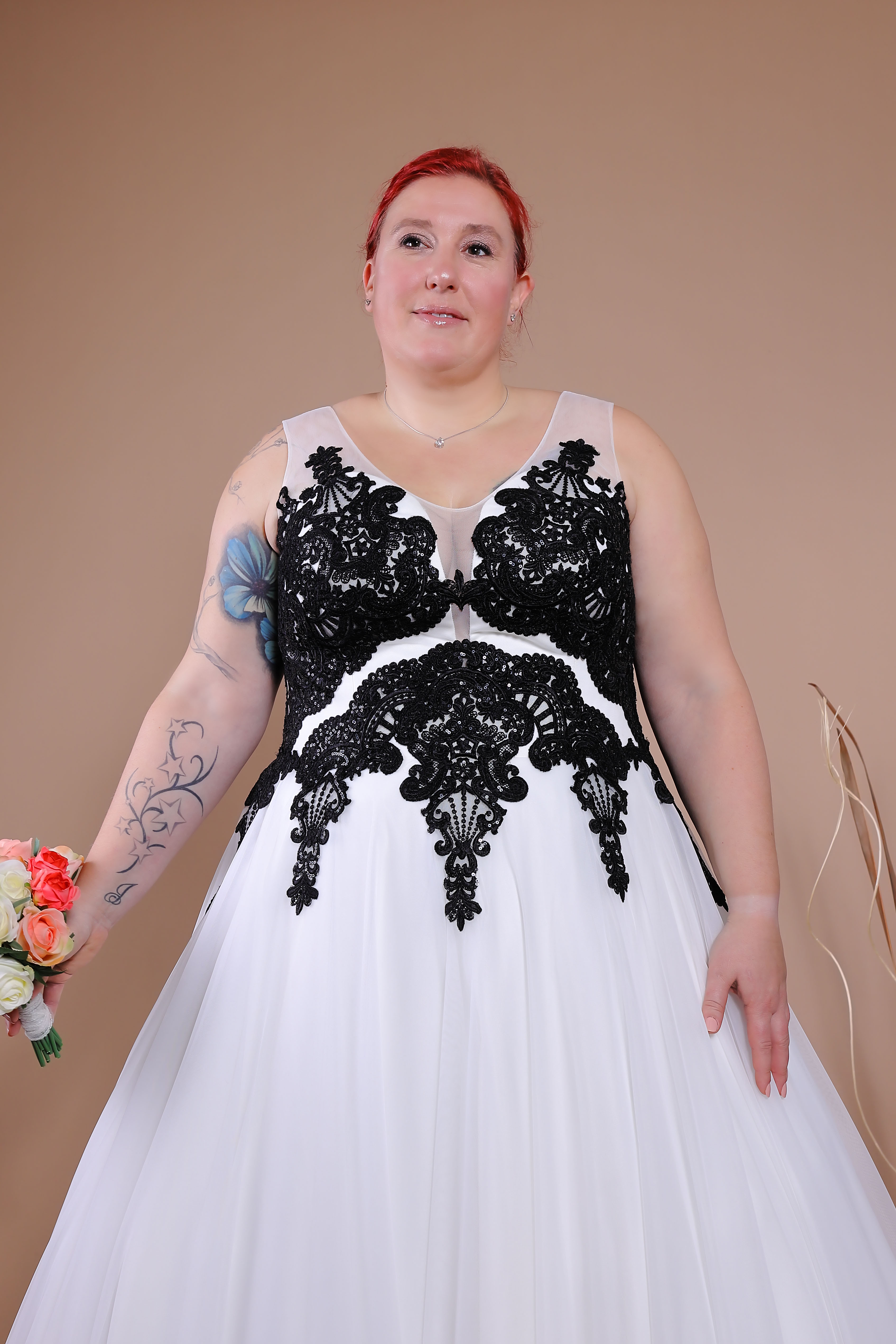 Schantal Brautkleid aus der Kollektion „Queen XXL“, Modell 14120 XXL. Foto 4
