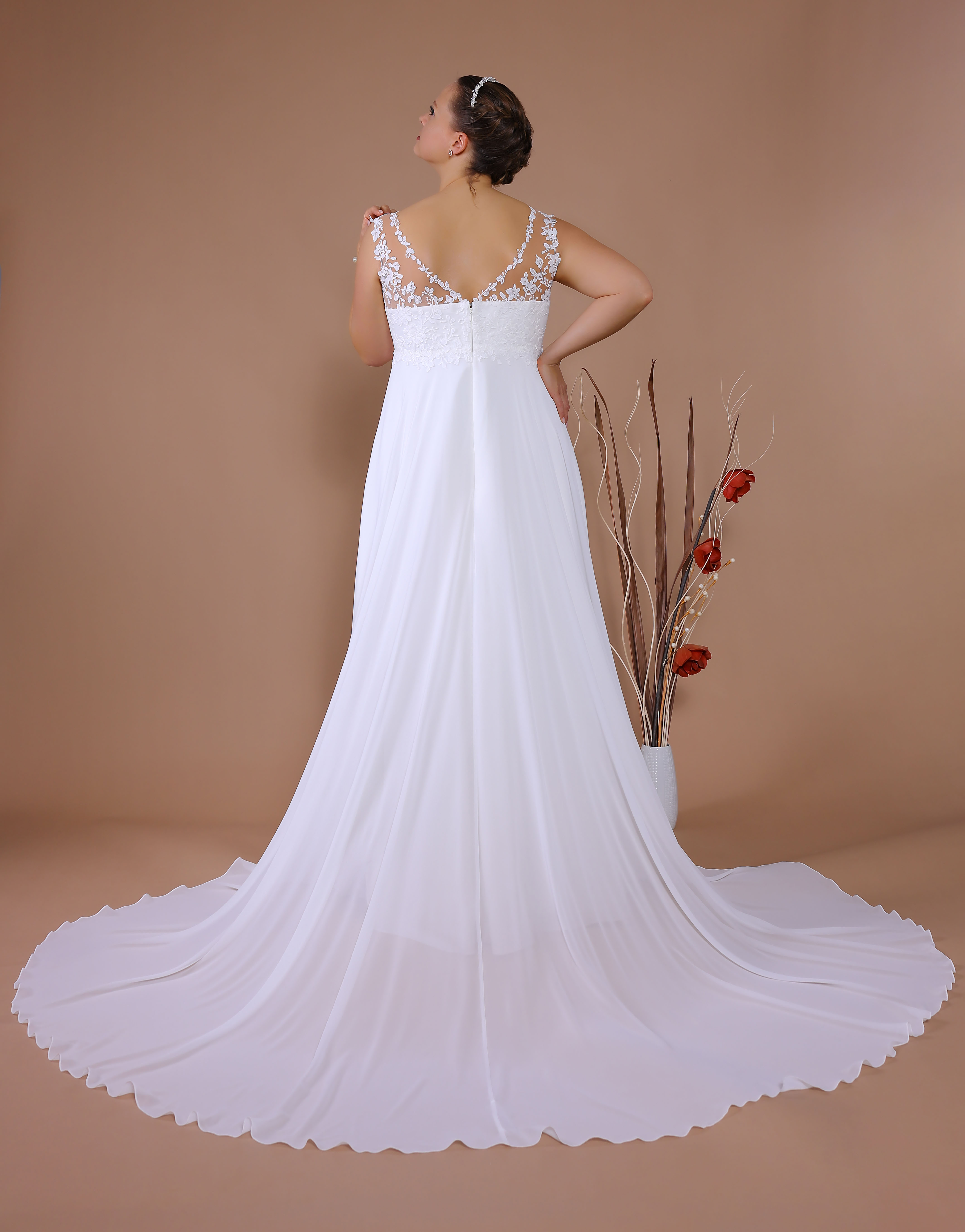 Schantal Brautkleid aus der Kollektion „Queen XXL“, Modell 14124 XXL. Foto 5