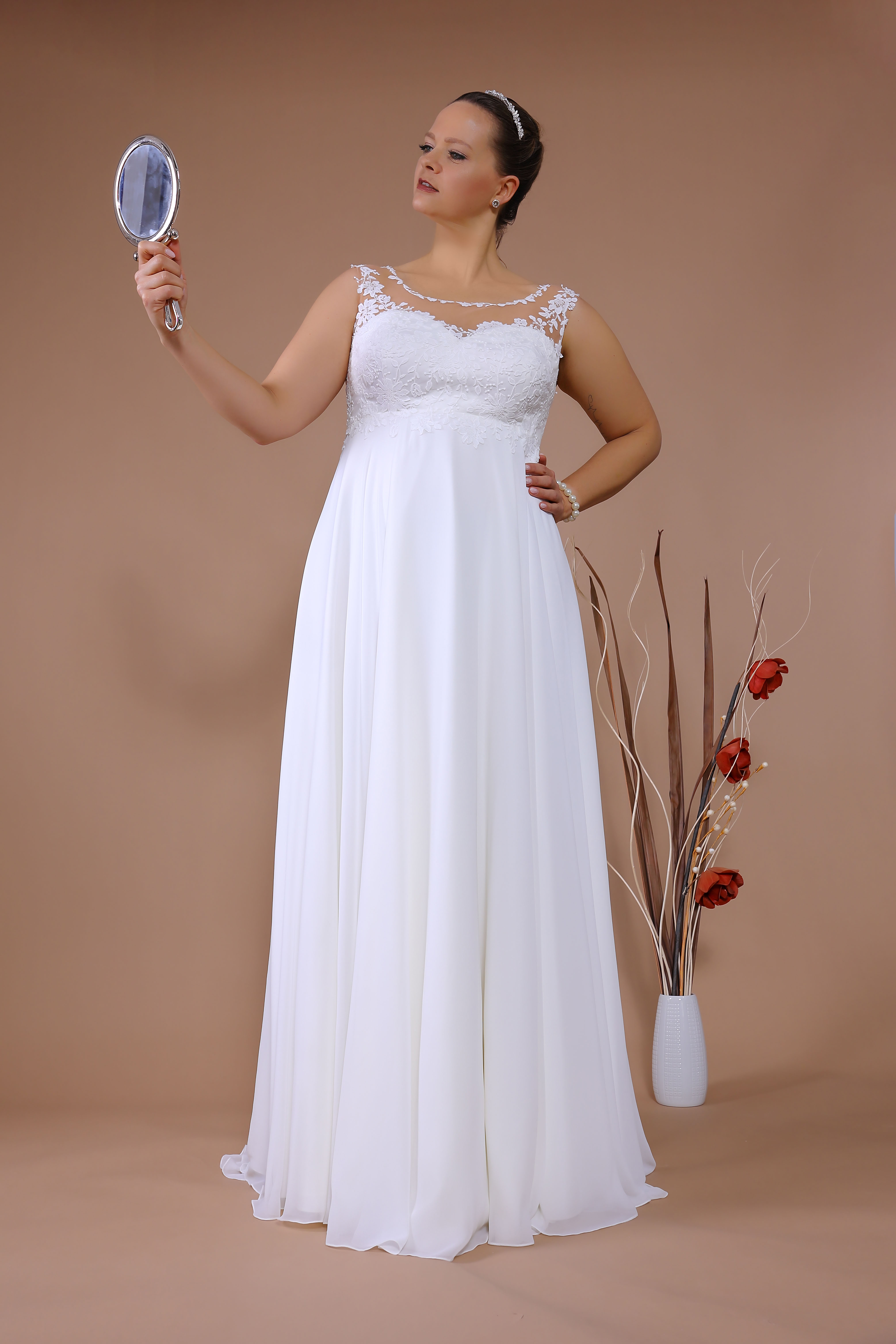 Schantal Brautkleid aus der Kollektion „Queen XXL“, Modell 14124 XXL. Foto 3