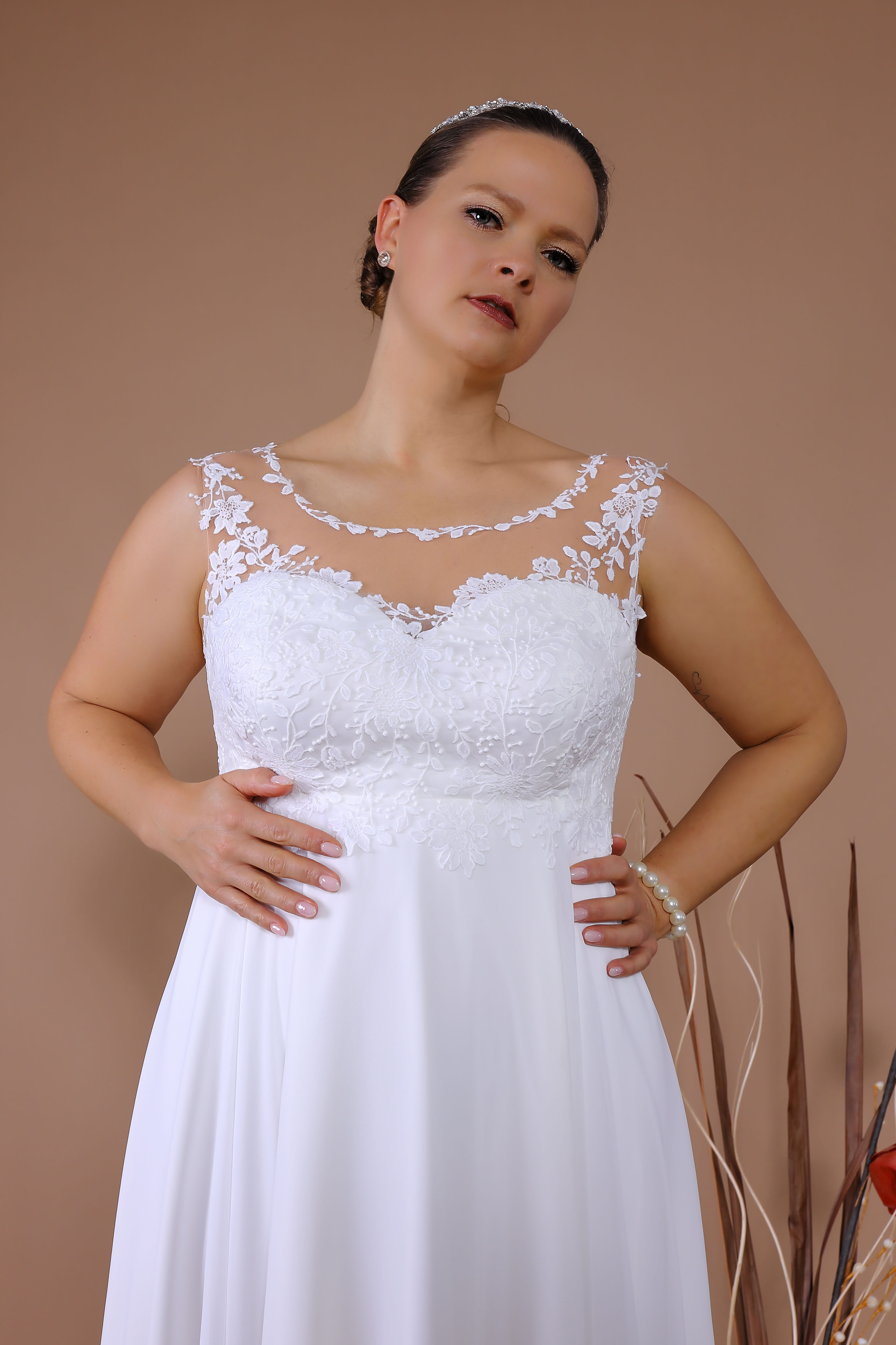Schantal Brautkleid aus der Kollektion „Queen XXL“, Modell 14124 XXL. Foto 4