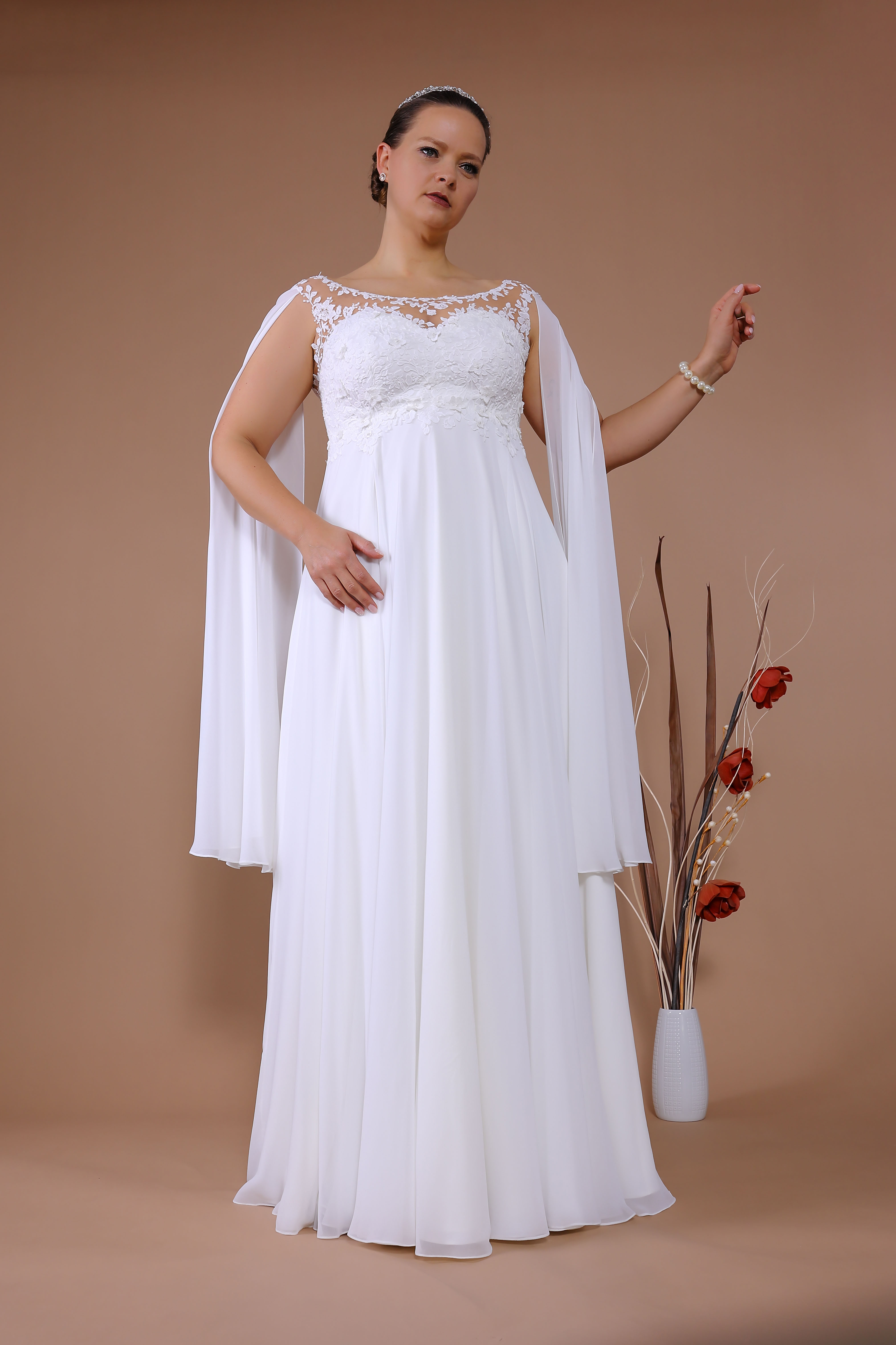 Schantal Brautkleid aus der Kollektion „Queen XXL“, Modell 14125 XXL . Foto 3