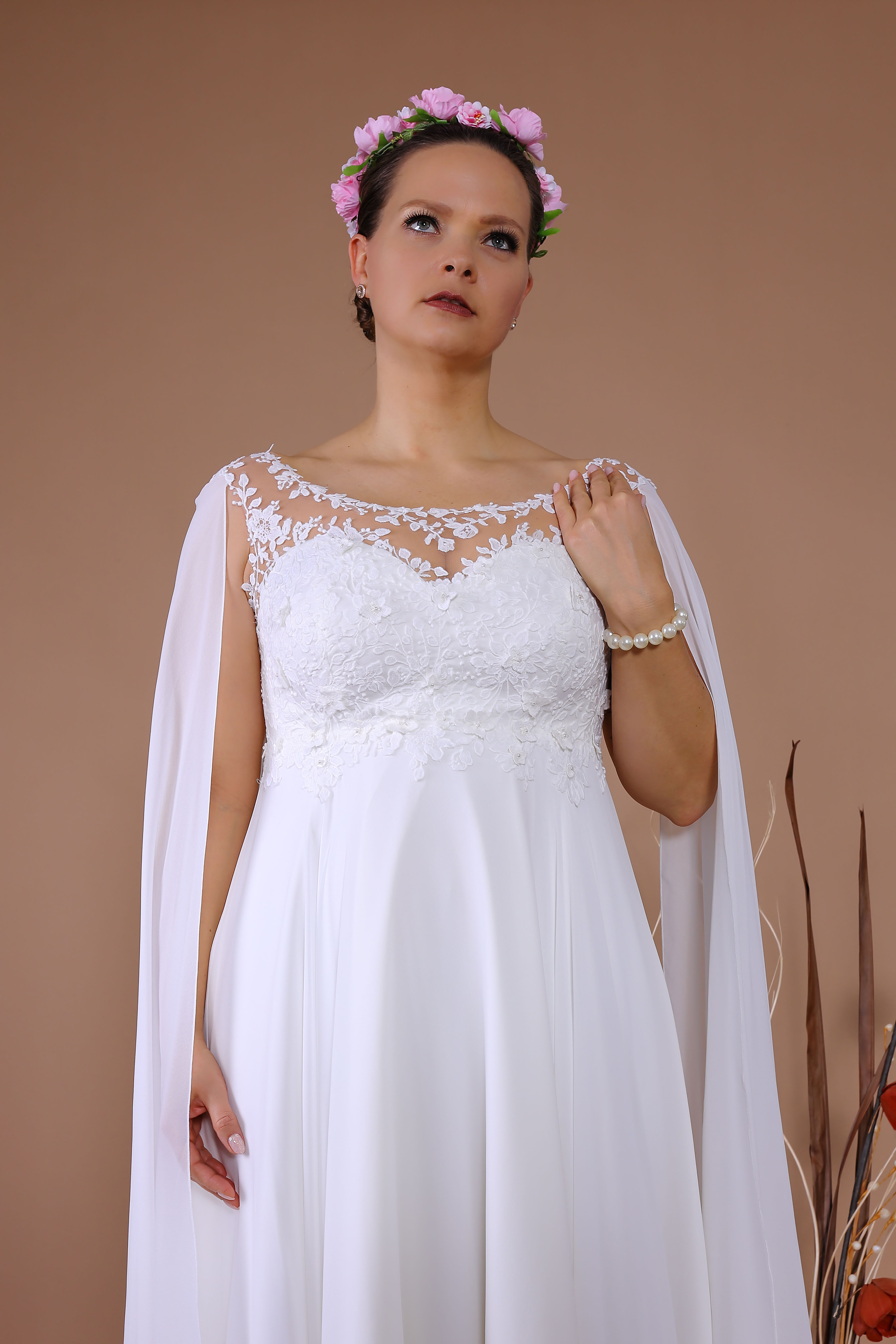 Schantal Brautkleid aus der Kollektion „Queen XXL“, Modell 14125 XXL . Foto 4