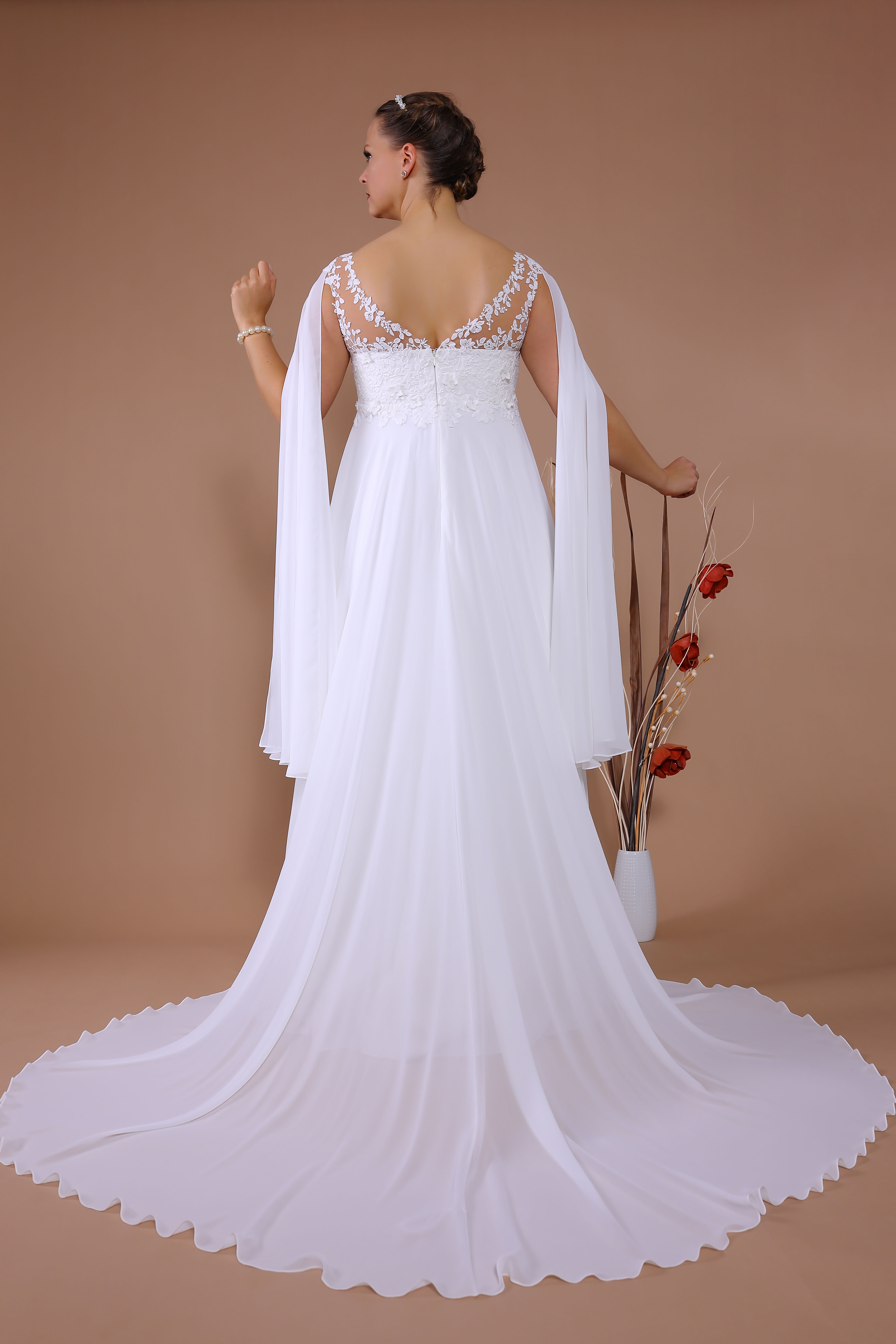 Schantal Brautkleid aus der Kollektion „Queen XXL“, Modell 14125 XXL . Foto 5