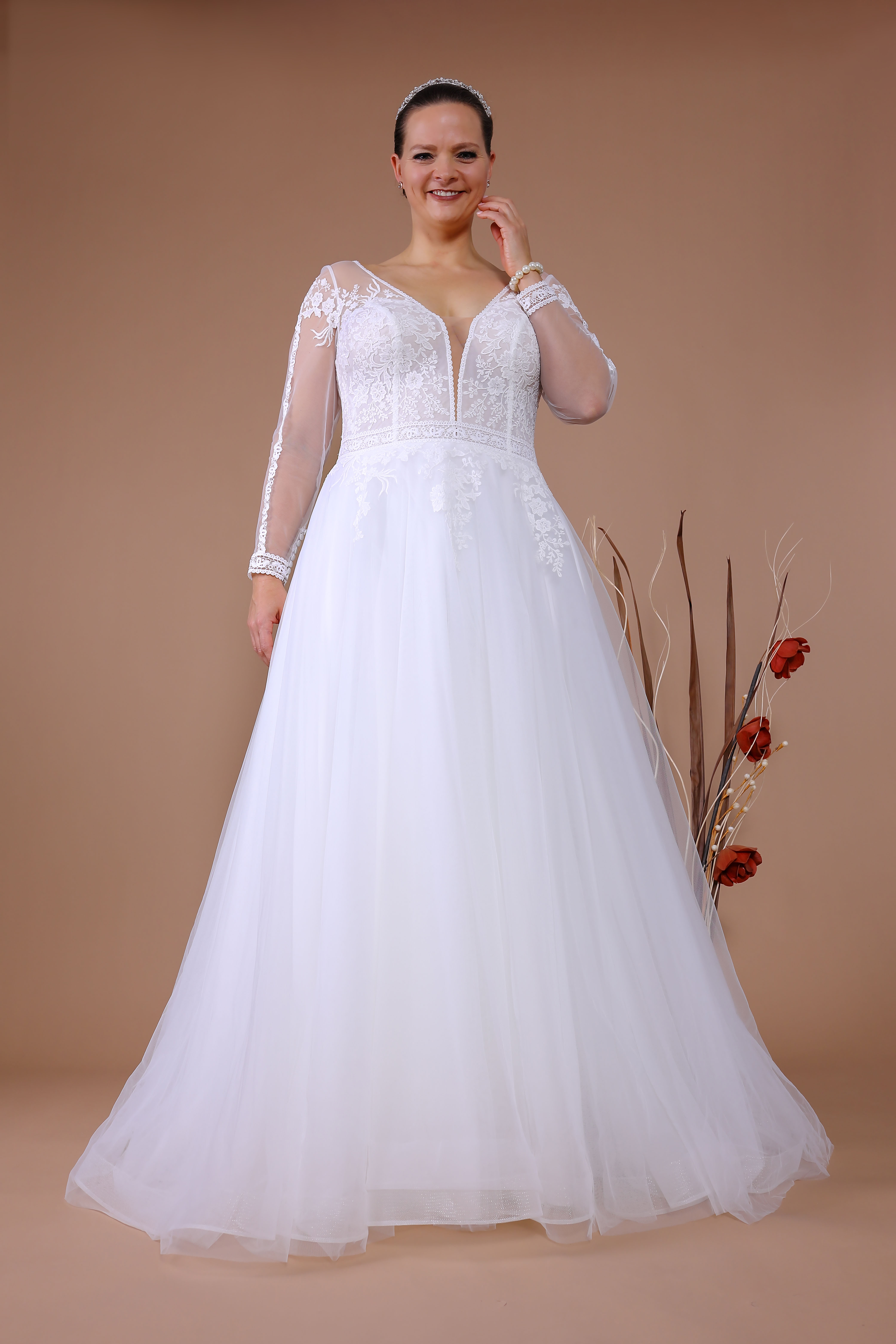 Schantal Brautkleid aus der Kollektion „Queen XXL“, Modell 14132 XXL. Foto 1