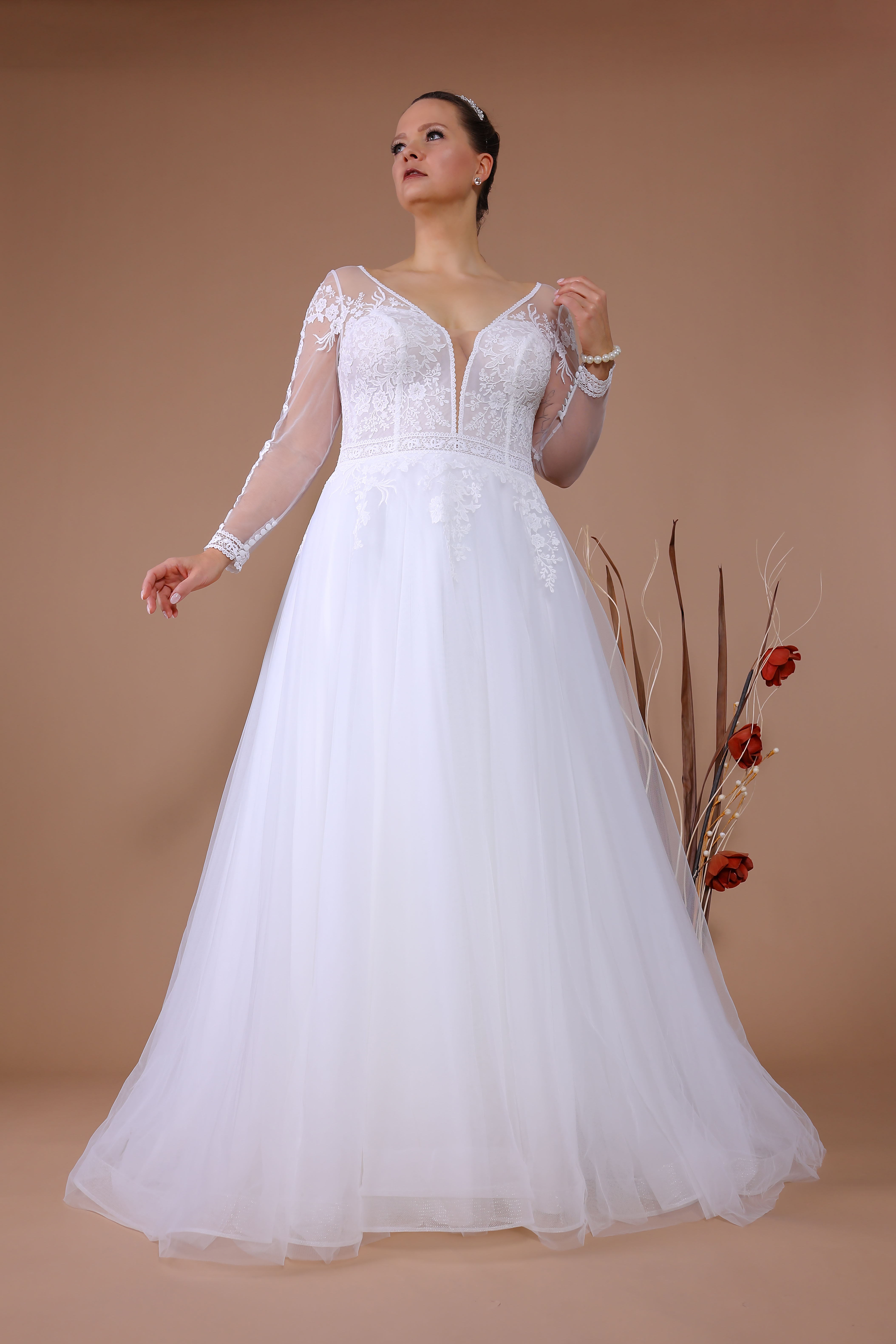 Schantal Brautkleid aus der Kollektion „Queen XXL“, Modell 14132 XXL. Foto 3