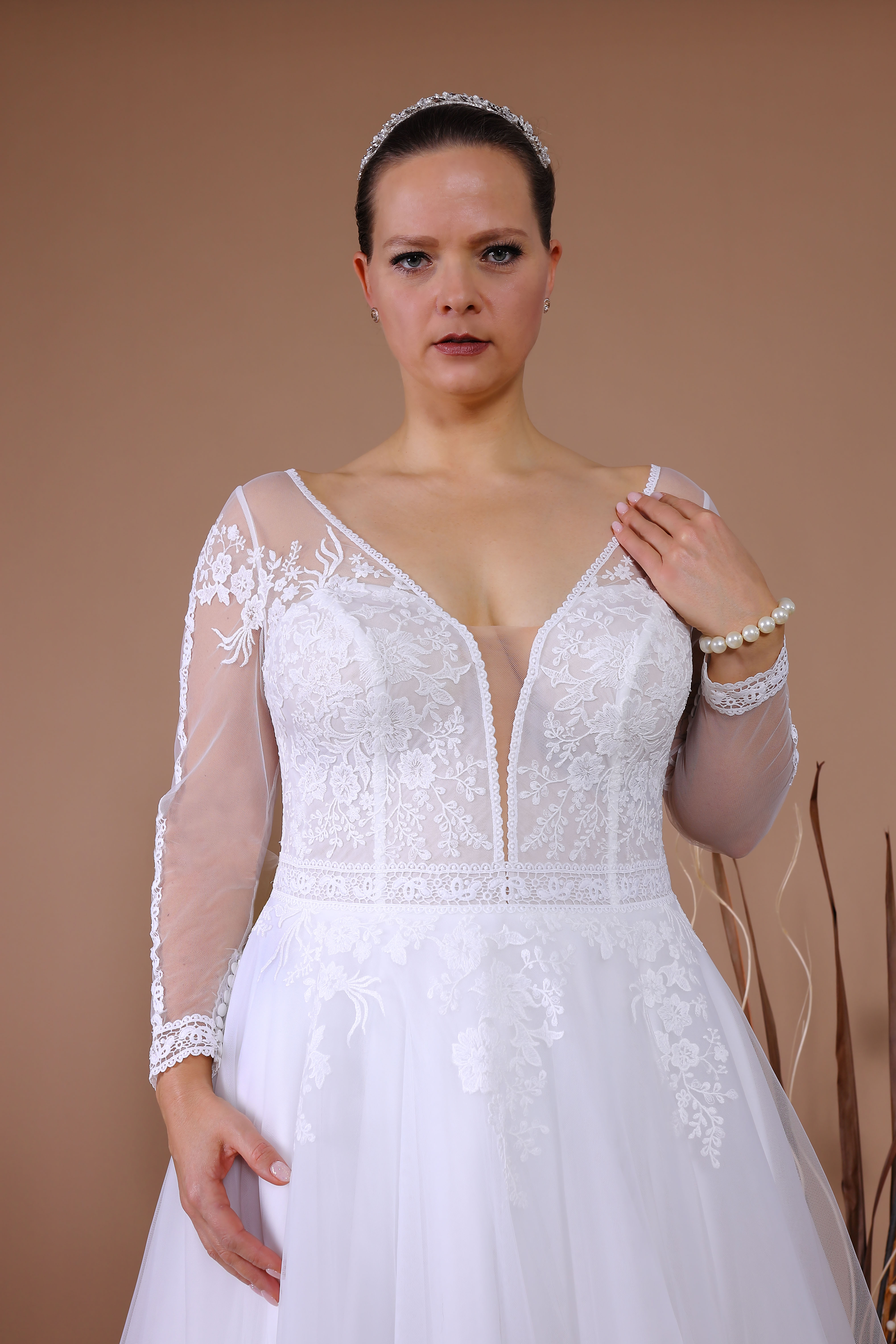 Schantal Brautkleid aus der Kollektion „Queen XXL“, Modell 14132 XXL. Foto 4