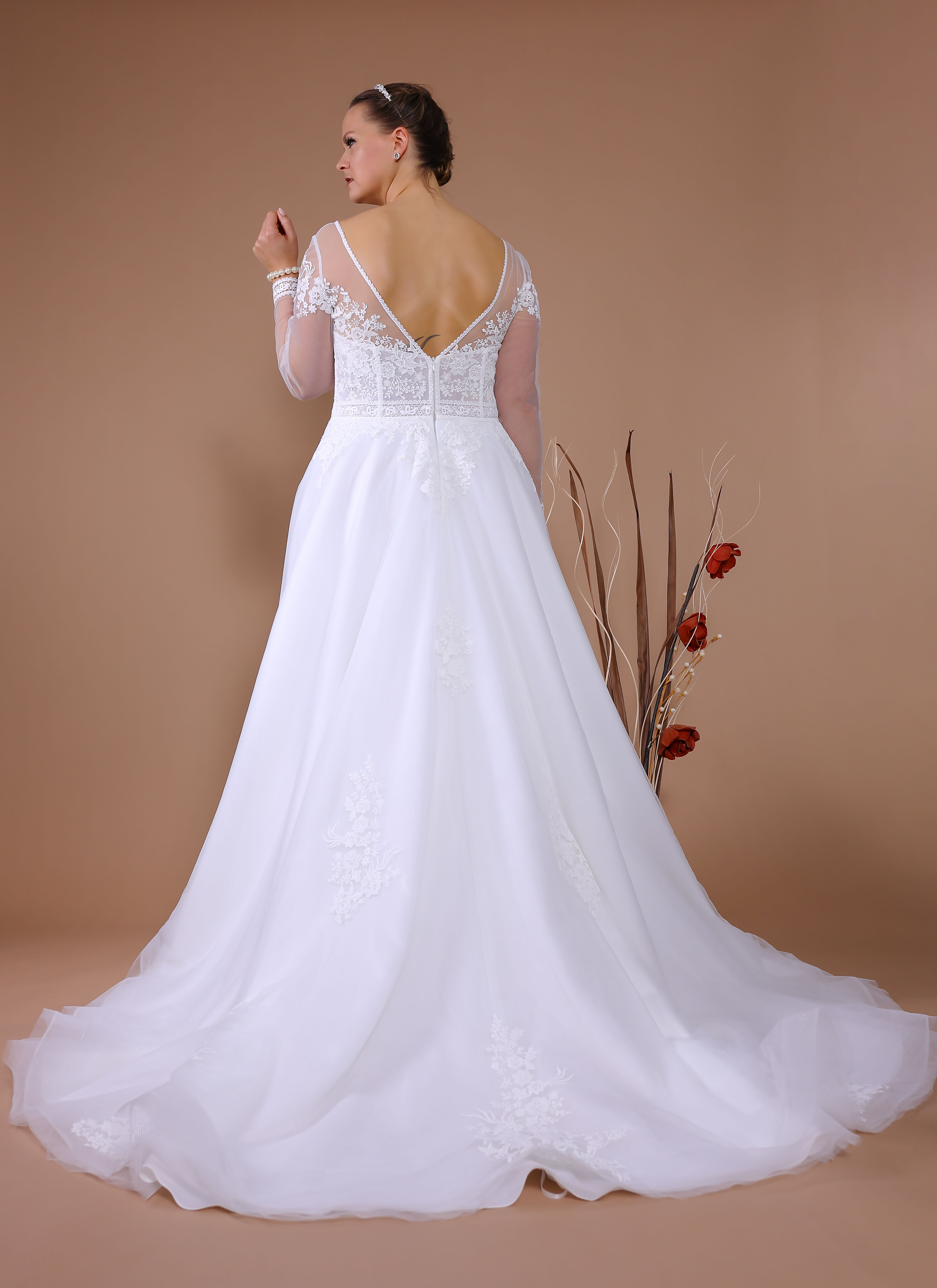 Schantal Brautkleid aus der Kollektion „Queen XXL“, Modell 14132 XXL. Foto 5
