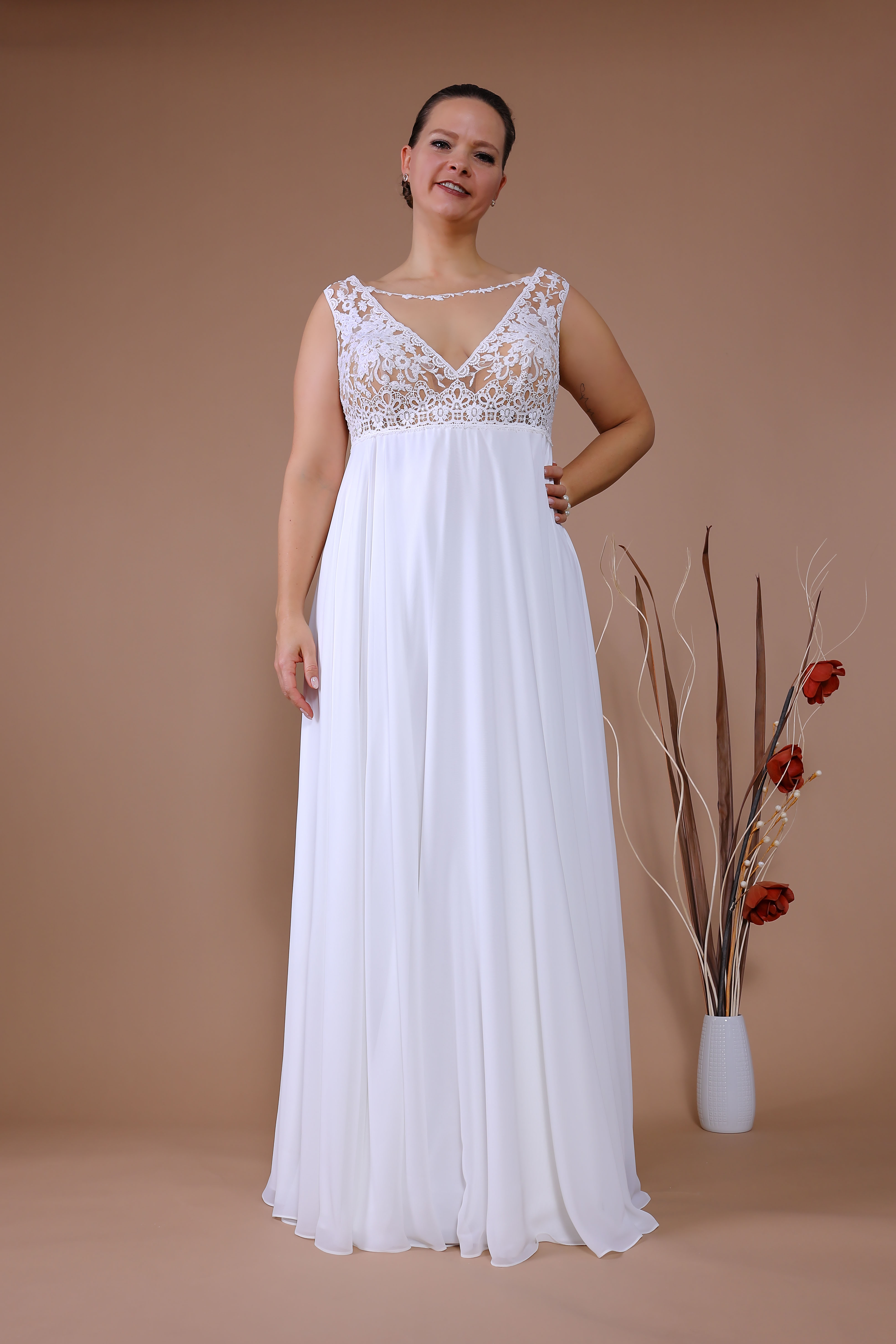 Schantal Brautkleid aus der Kollektion „Queen XXL“, Modell 14135 XXL. Foto 3
