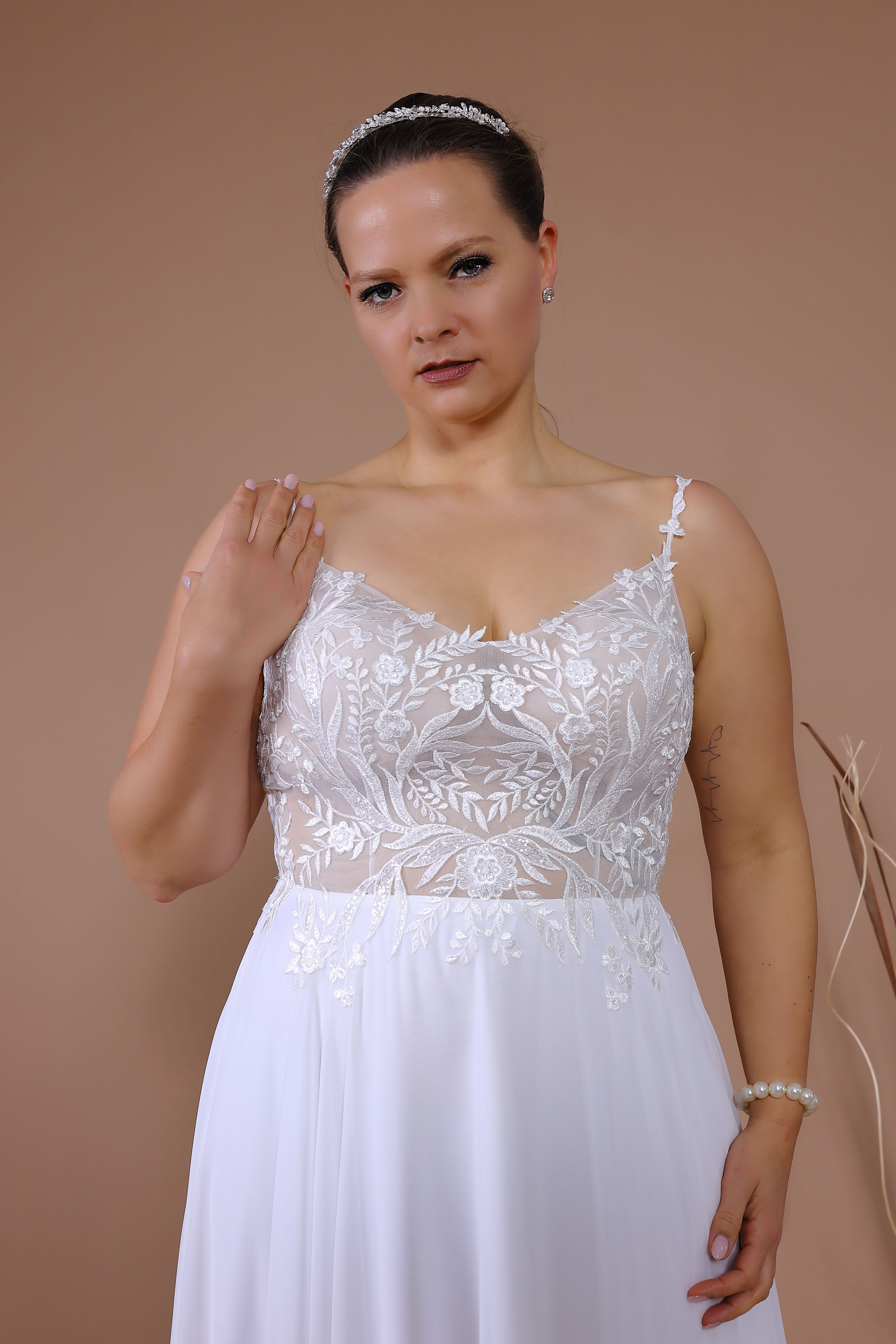 Schantal Brautkleid aus der Kollektion „Queen XXL“, Modell 14137 XXL. Foto 2