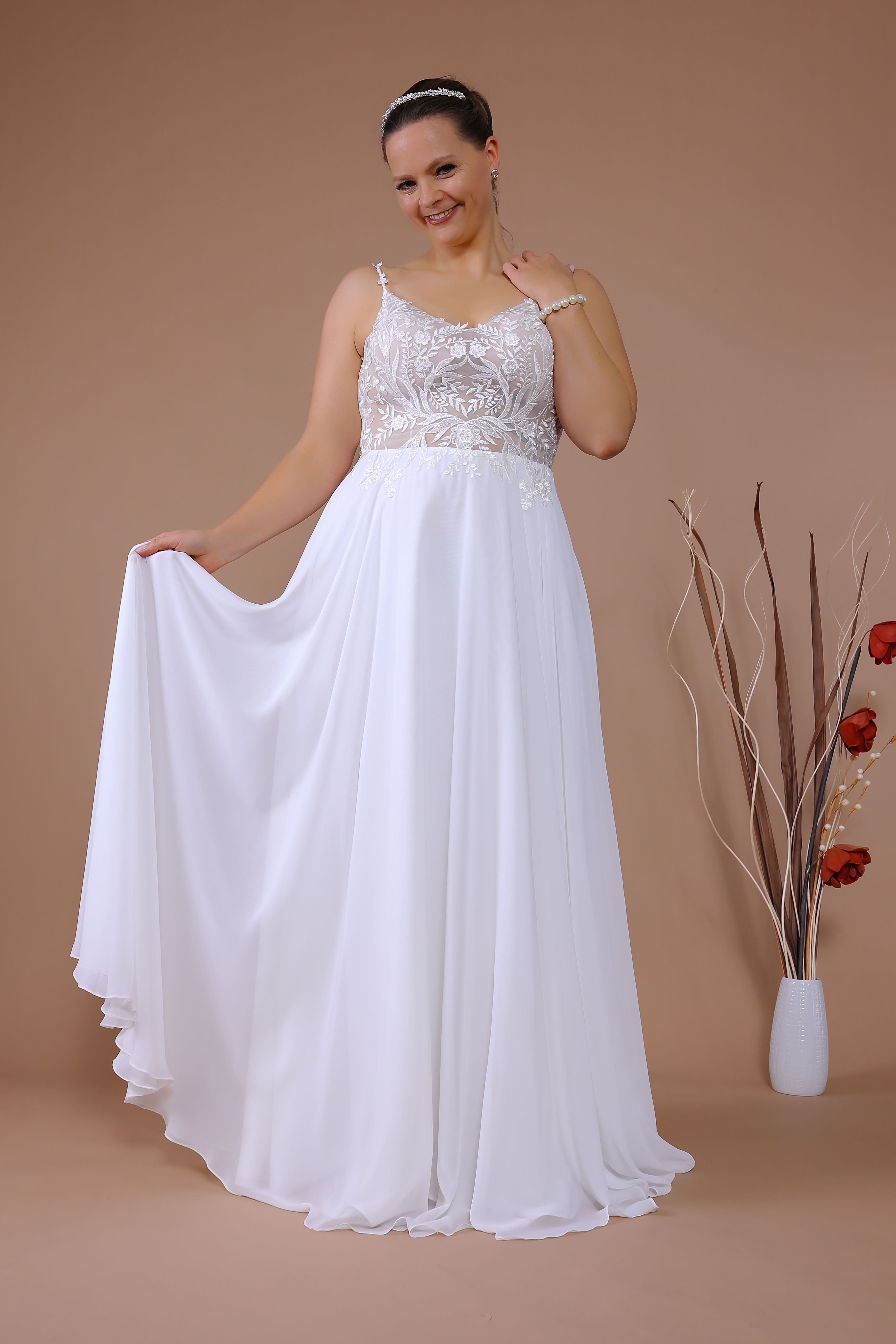 Schantal Brautkleid aus der Kollektion „Queen XXL“, Modell 14137 XXL. Foto 3