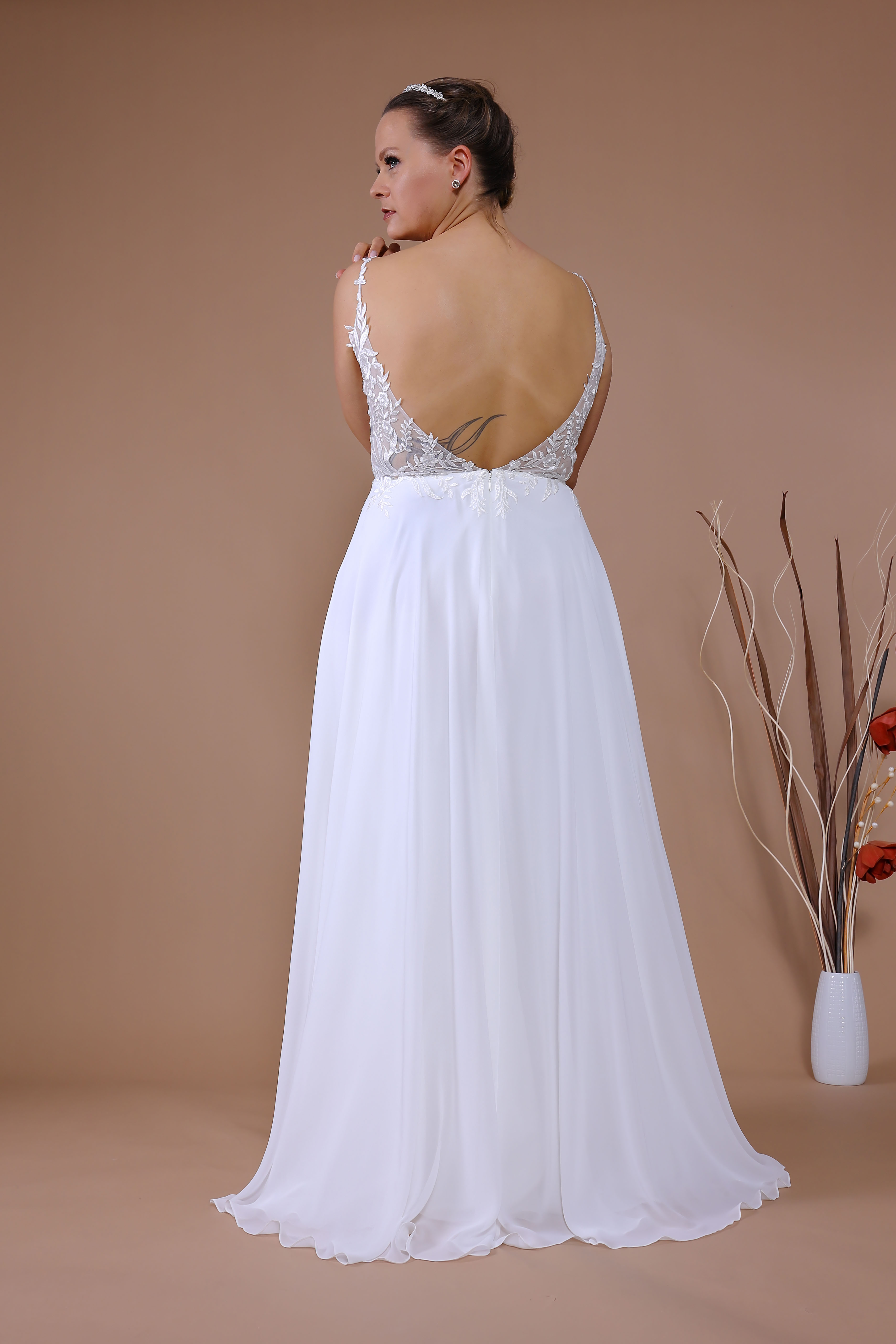 Schantal Brautkleid aus der Kollektion „Queen XXL“, Modell 14137 XXL. Foto 6