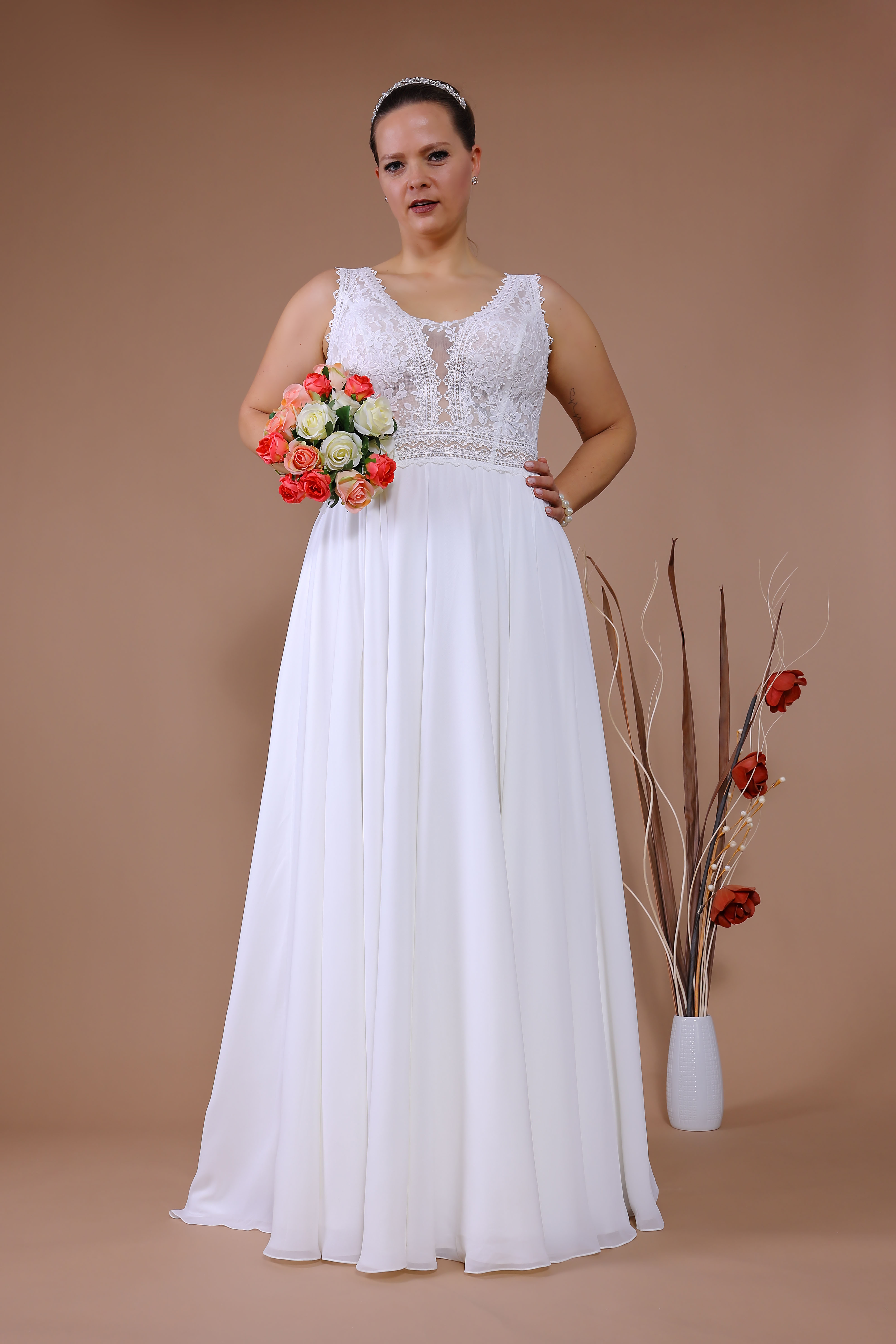 Schantal Brautkleid aus der Kollektion „Queen XXL“, Modell 14144 XXL. Foto 1
