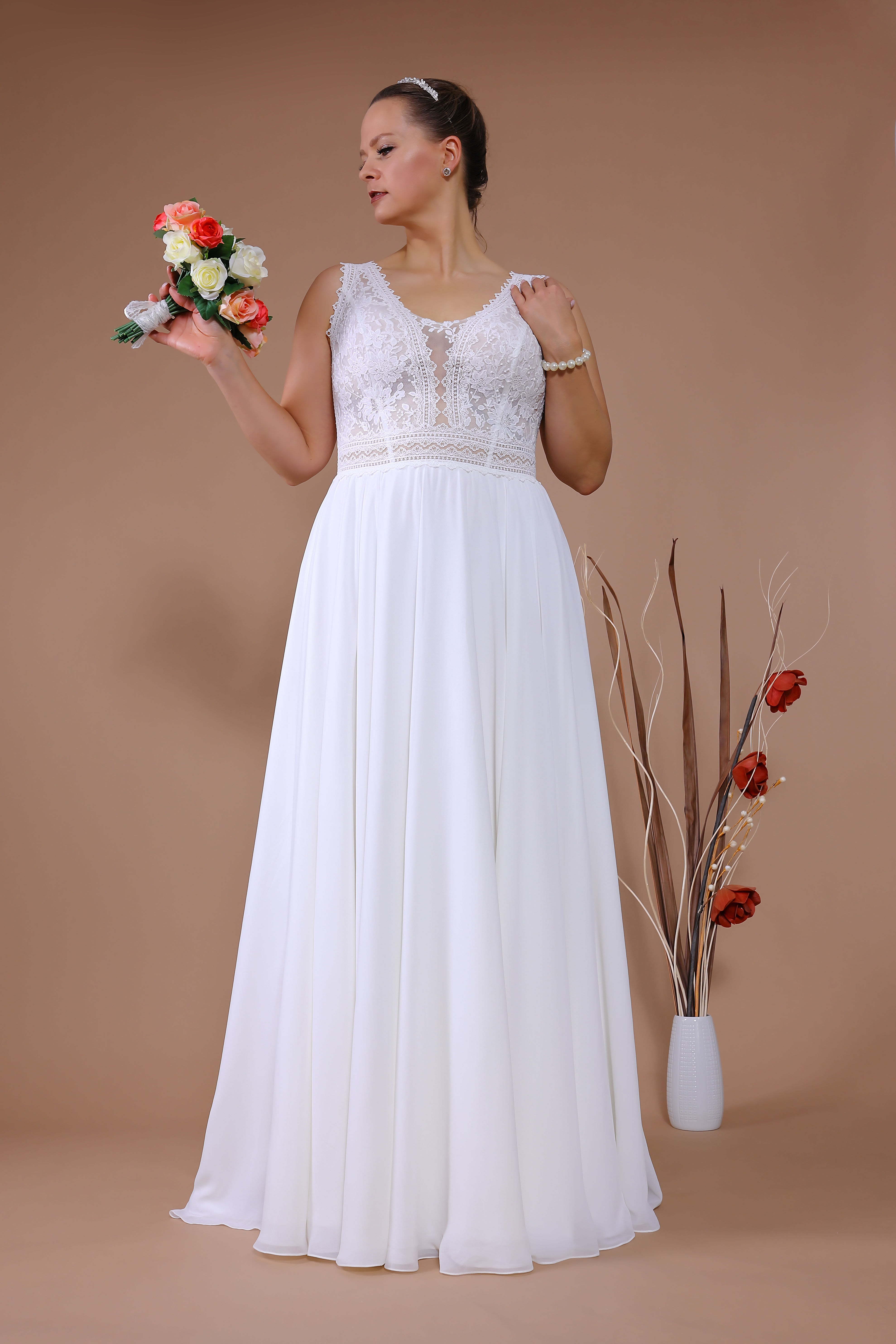 Schantal Brautkleid aus der Kollektion „Queen XXL“, Modell 14144 XXL. Foto 2