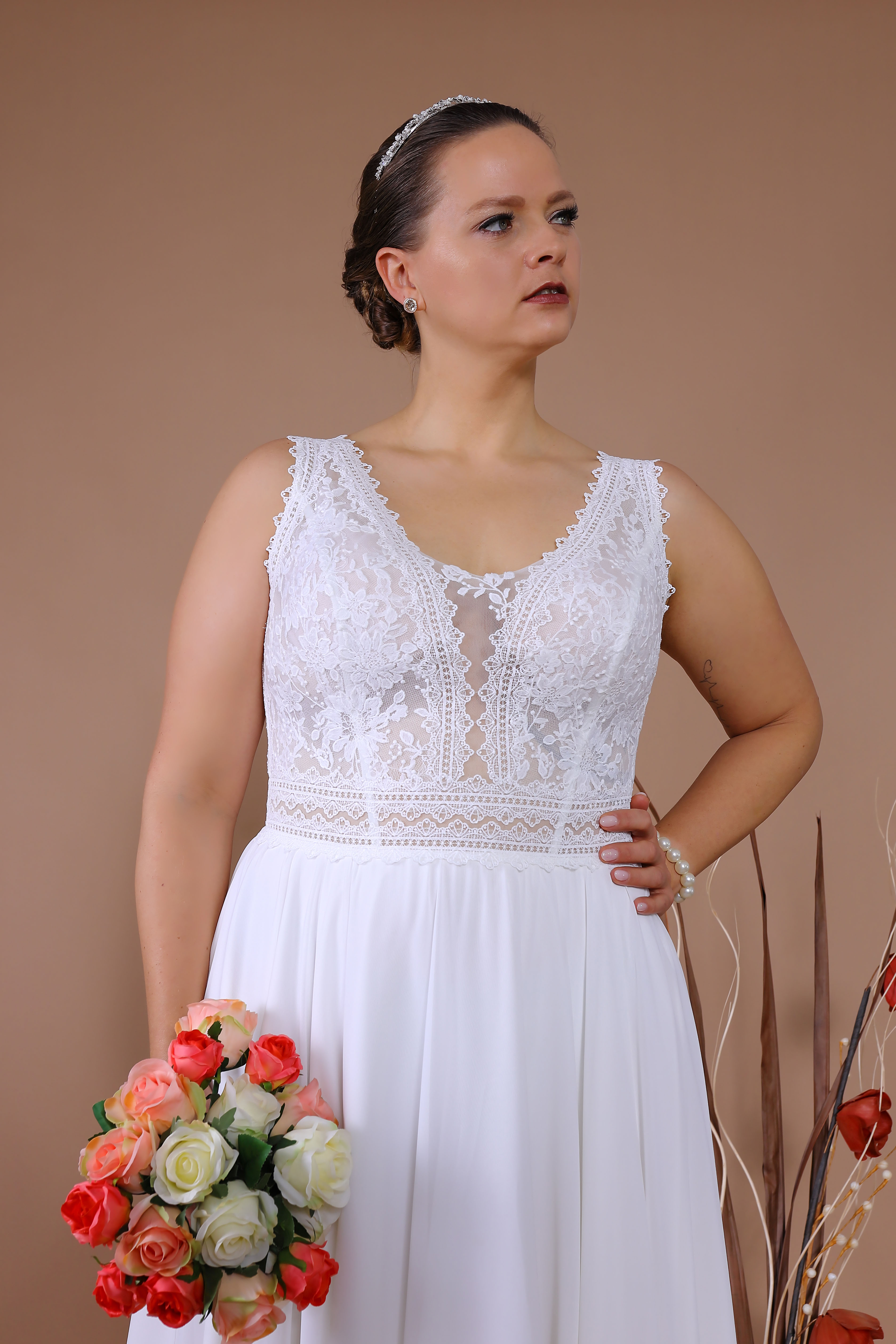 Schantal Brautkleid aus der Kollektion „Queen XXL“, Modell 14144 XXL. Foto 3