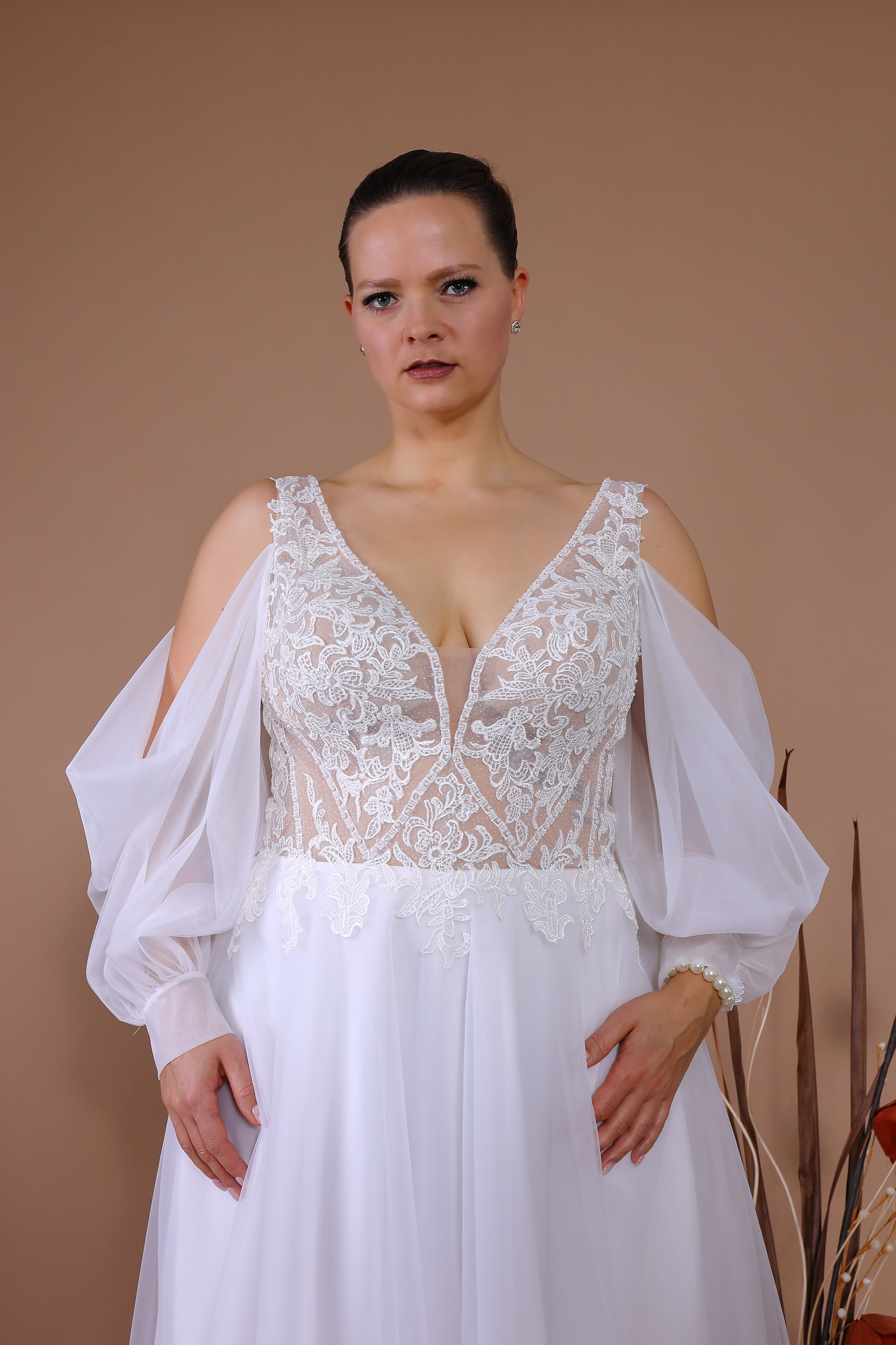 Schantal Brautkleid aus der Kollektion „Queen XXL“, Modell 14148 XXL. Foto 4
