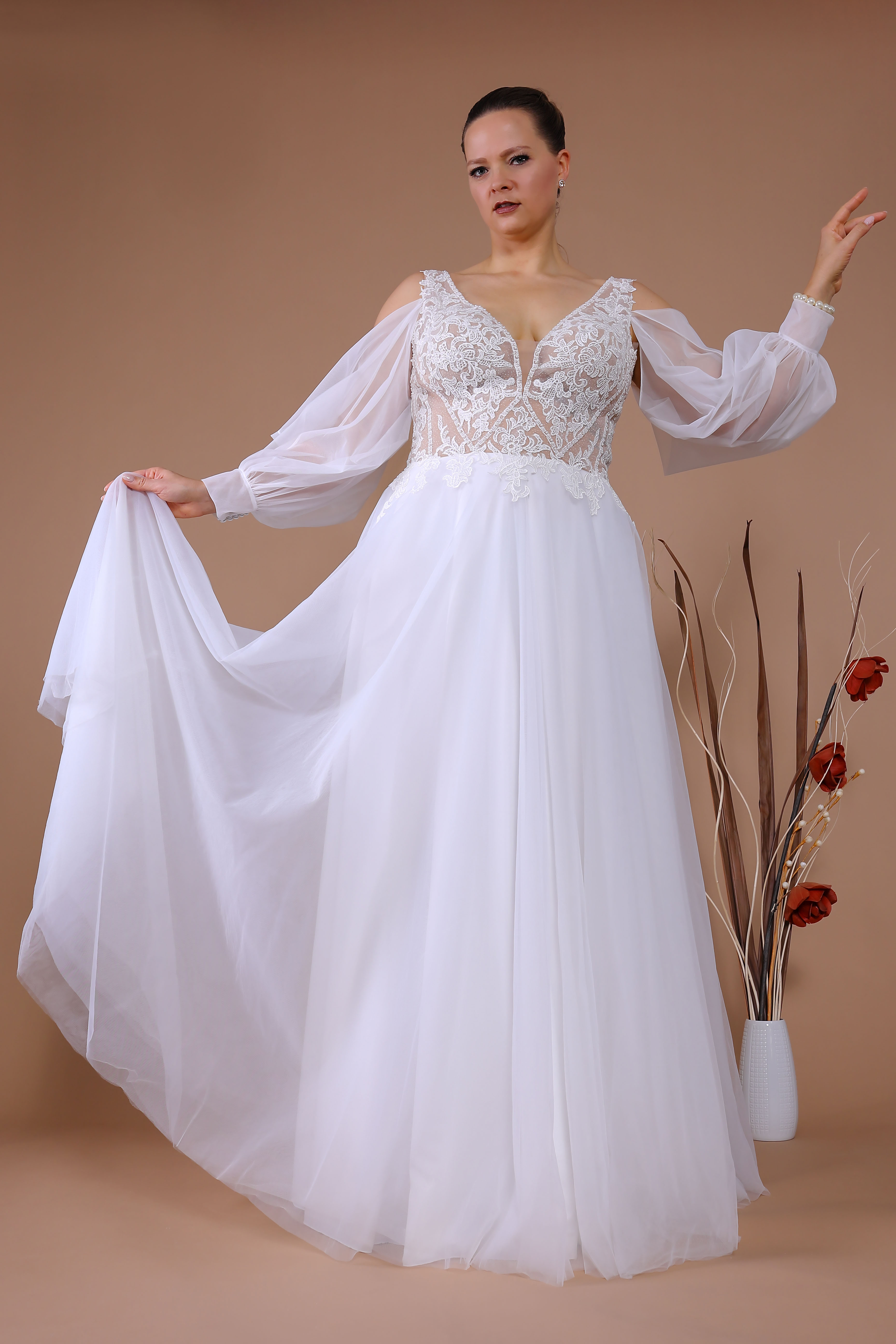 Schantal Brautkleid aus der Kollektion „Queen XXL“, Modell 14148 XXL. Foto 3