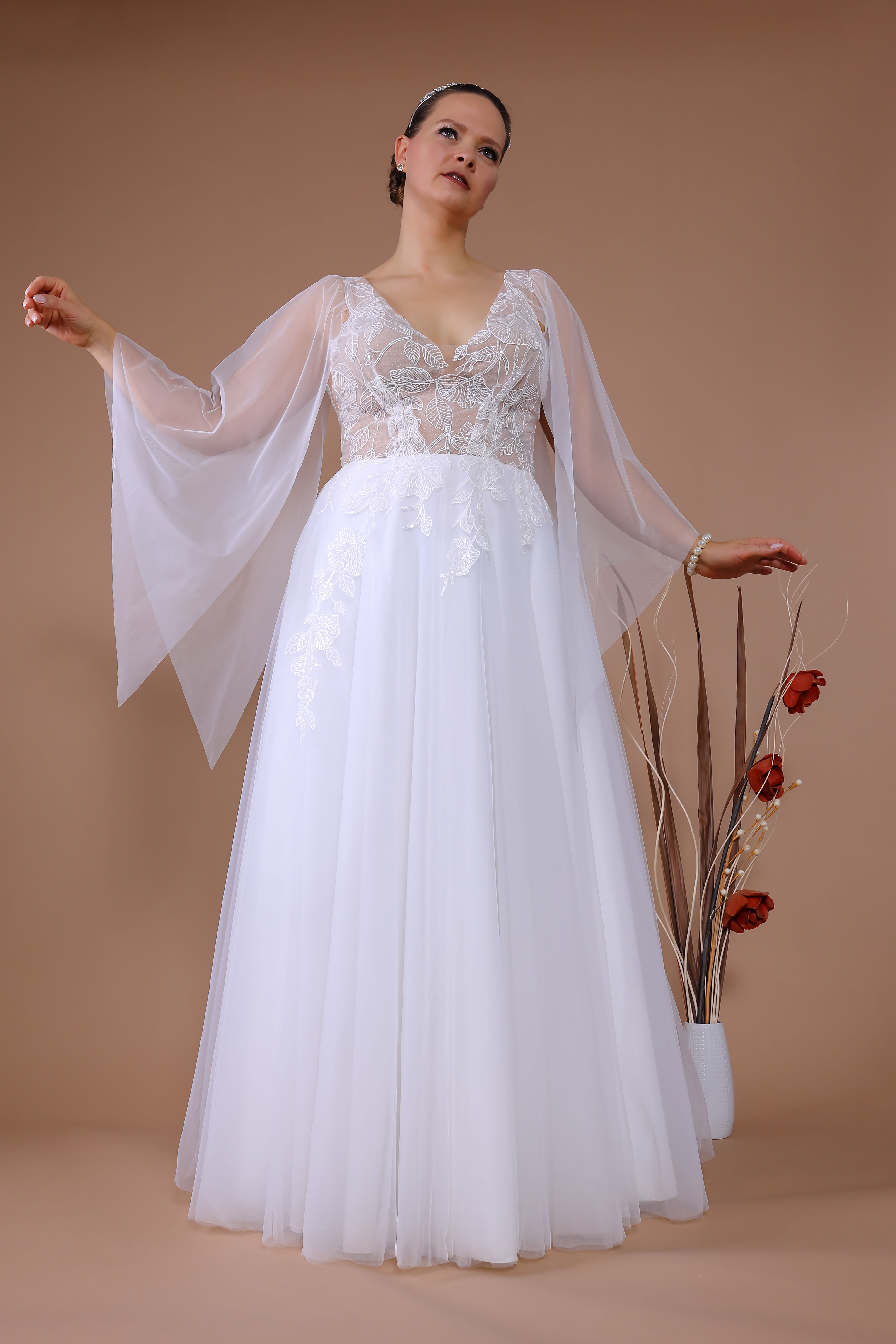 Schantal Brautkleid aus der Kollektion „Queen XXL“, Modell 14150 XXL. Foto 3