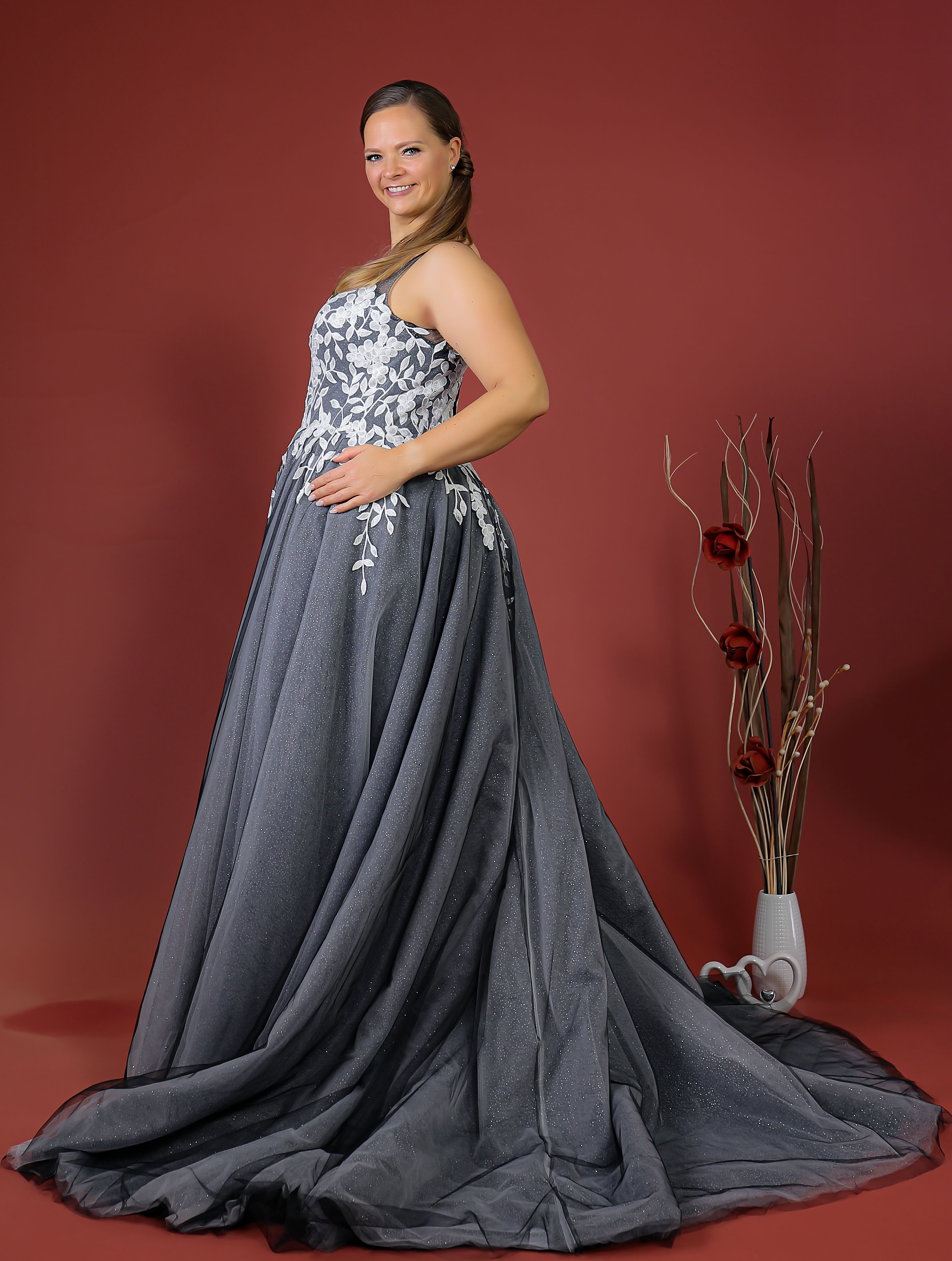 Schantal Brautkleid aus der Kollektion „Pilar XXL“, Modell 14161-2. Foto 6