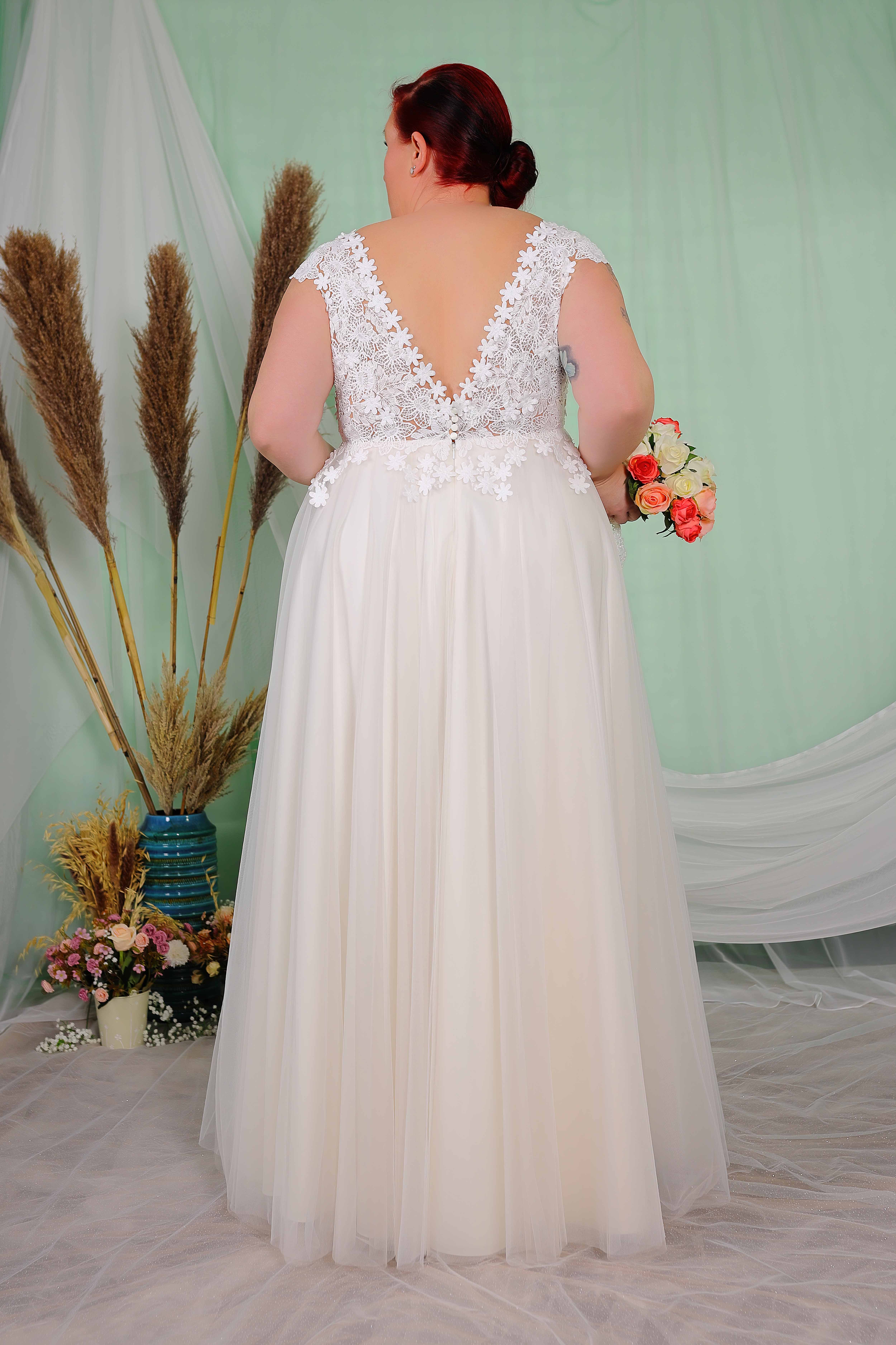 Schantal Brautkleid aus der Kollektion „Queen XXL“, Modell 2201 - 2A. Foto 2