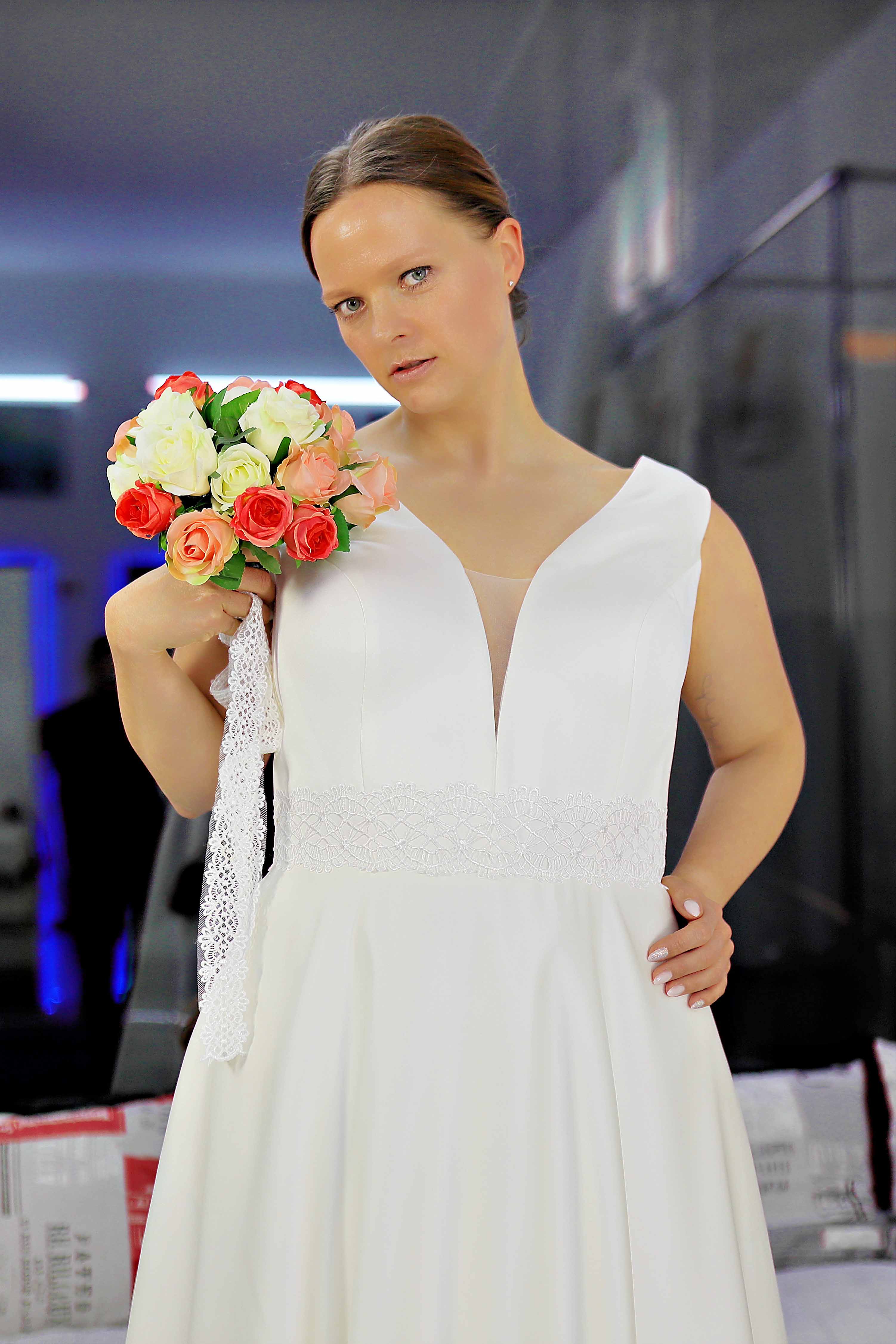 Schantal Brautkleid aus der Kollektion „Queen XXL“, Modell 2223 XXL. Foto 4