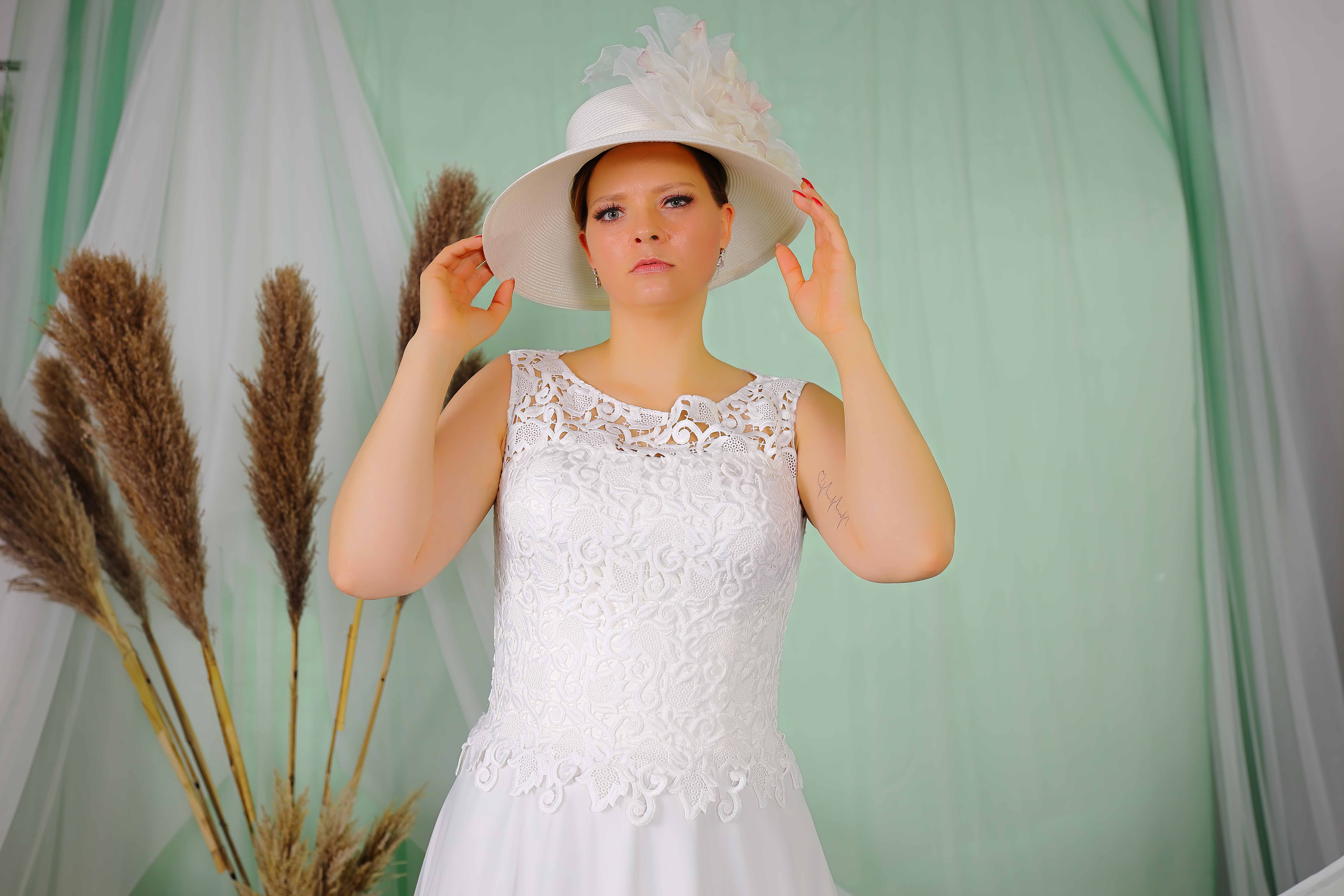 Schantal Brautkleid aus der Kollektion „Queen XXL“, Modell 2285-2 XXL. Foto 3