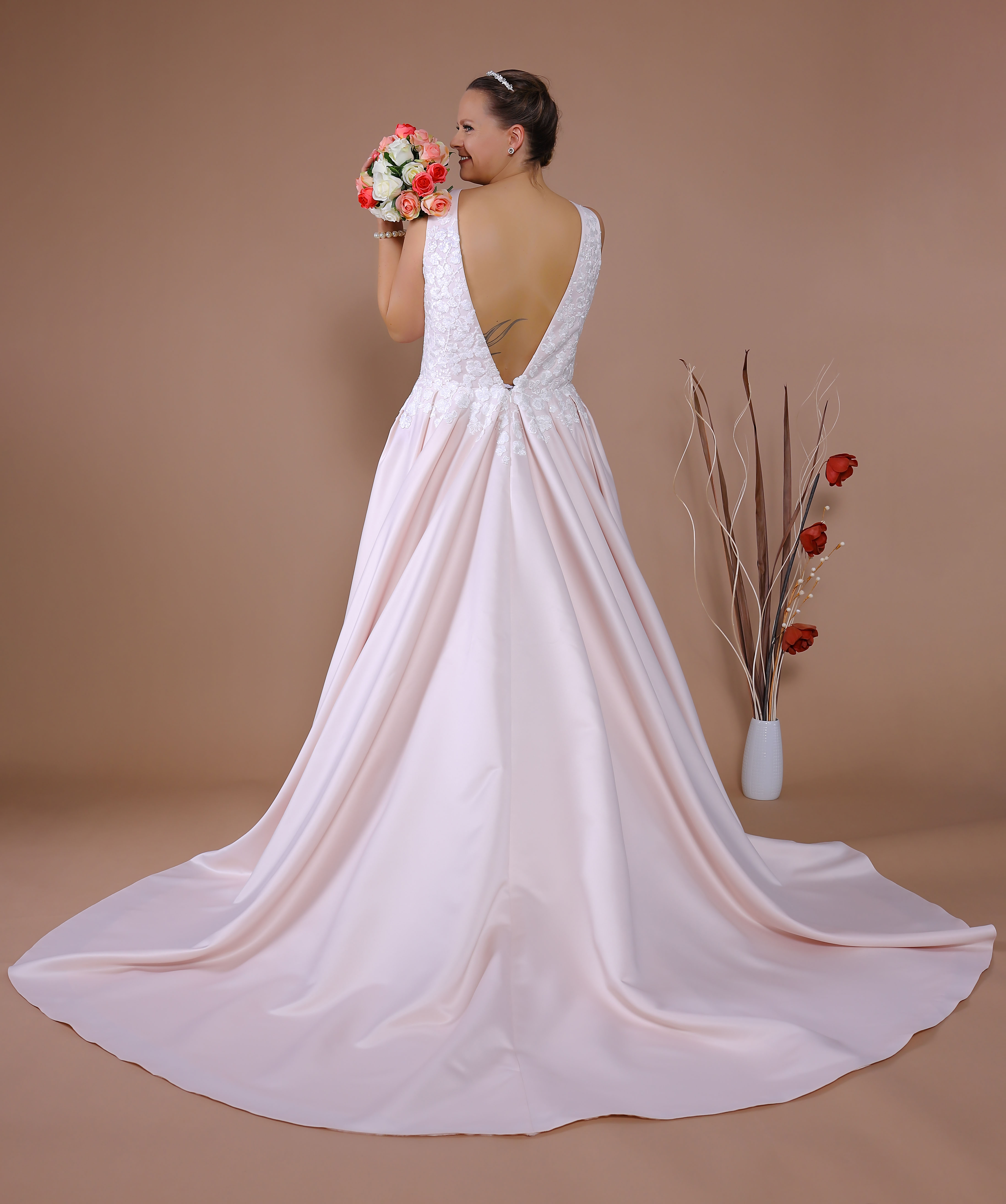 Schantal Brautkleid aus der Kollektion „Queen XXL“, Modell 28046 XXL. Foto 5